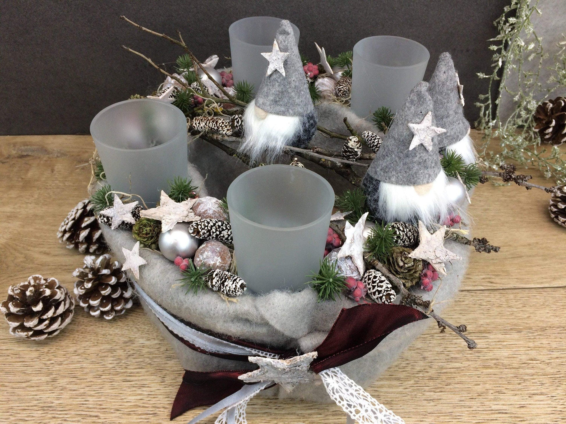 Adventskranz Adventskalender 25cm Wichtel Sterne Teelichter KerzenKugeln Beeren Zapfen Spitzenband Wichtel Gnome Santa Claus Weihnachtsmann – handgemacht aus Seiden- und Kunstblumen, langlebig & pflegeleicht von SarahsFlowerStudio