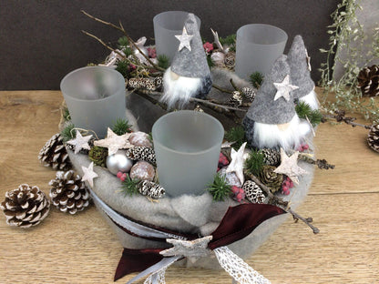 Adventskranz Adventskalender 25cm Wichtel Sterne Teelichter KerzenKugeln Beeren Zapfen Spitzenband Wichtel Gnome Santa Claus Weihnachtsmann – handgemacht aus Seiden- und Kunstblumen, langlebig & pflegeleicht von SarahsFlowerStudio