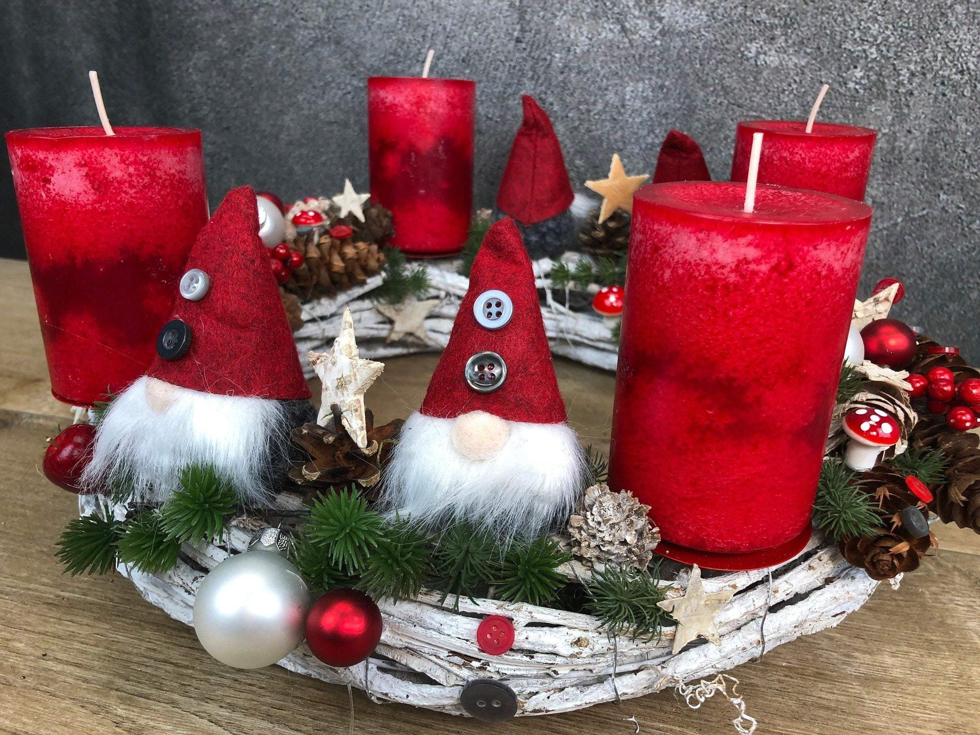 Adventskranz Adventskalender – handgemacht aus Seiden- und Kunstblumen, langlebig & pflegeleicht von SarahsFlowerStudio