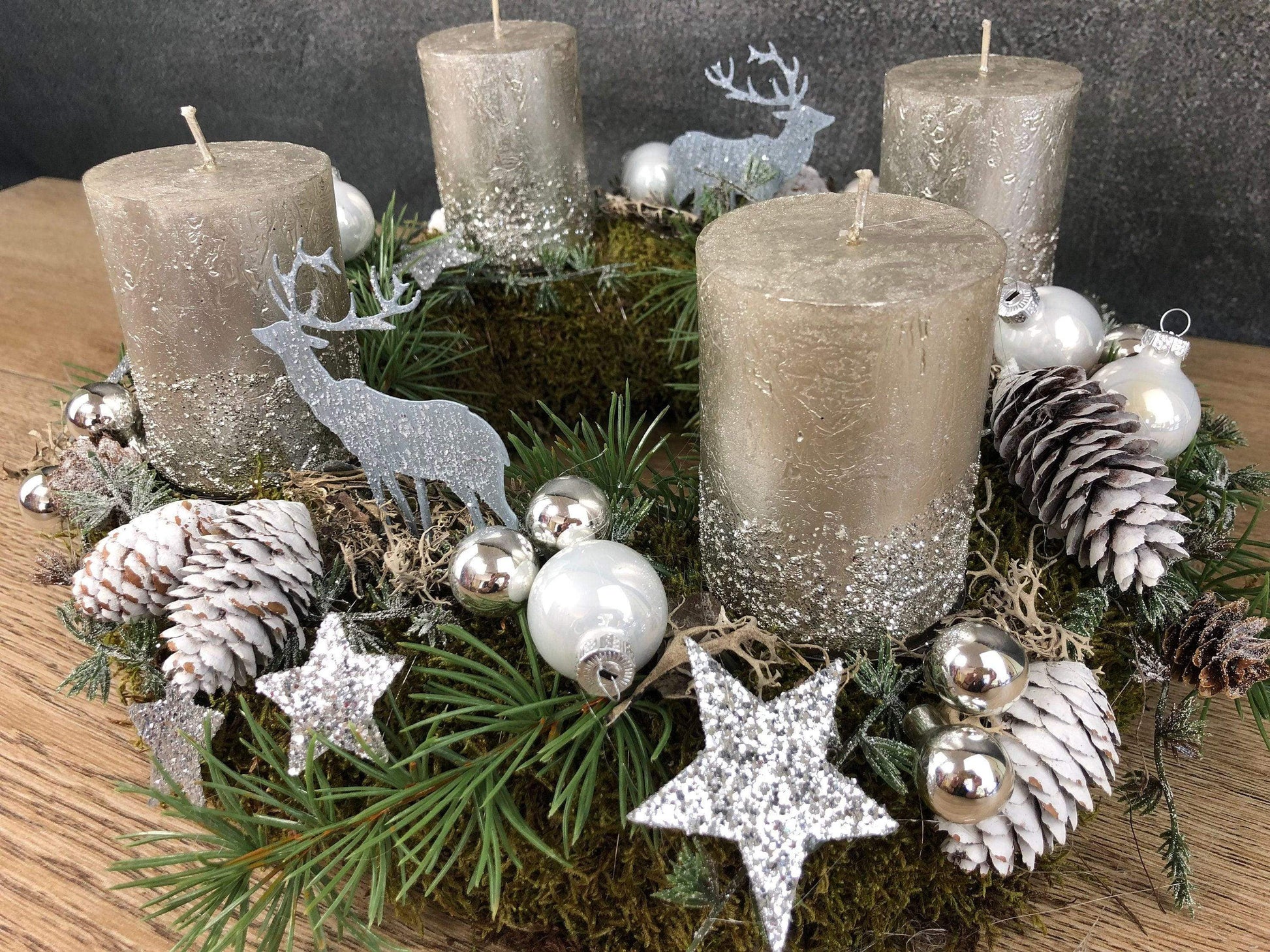 Adventskranz Adventskalender Hirsch Moos 35cm Zapfen Glitzer Frost mehrjährig groß rund – handgemacht aus Seiden- und Kunstblumen, langlebig & pflegeleicht von SarahsFlowerStudio