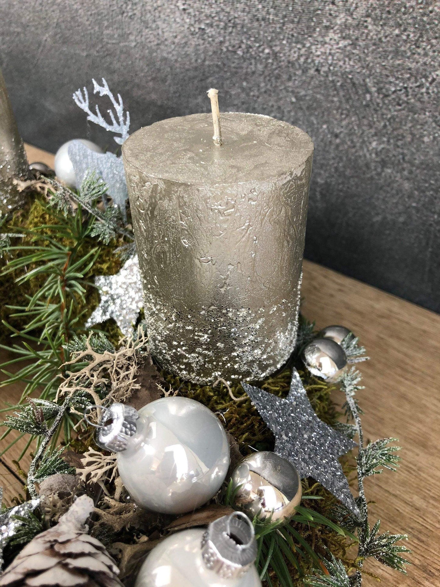 Adventskranz Adventskalender Hirsch Moos 35cm Zapfen Glitzer Frost mehrjährig groß rund – handgemacht aus Seiden- und Kunstblumen, langlebig & pflegeleicht von SarahsFlowerStudio