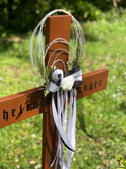 Grabgesteck Grabschmuck Schleife Trauerschleife Kreuz Kreuzschleife Kreuzdeko Grabdeko Grabdekoration – handgemacht aus Seiden- und Kunstblumen, langlebig & pflegeleicht von SarahsFlowerStudio