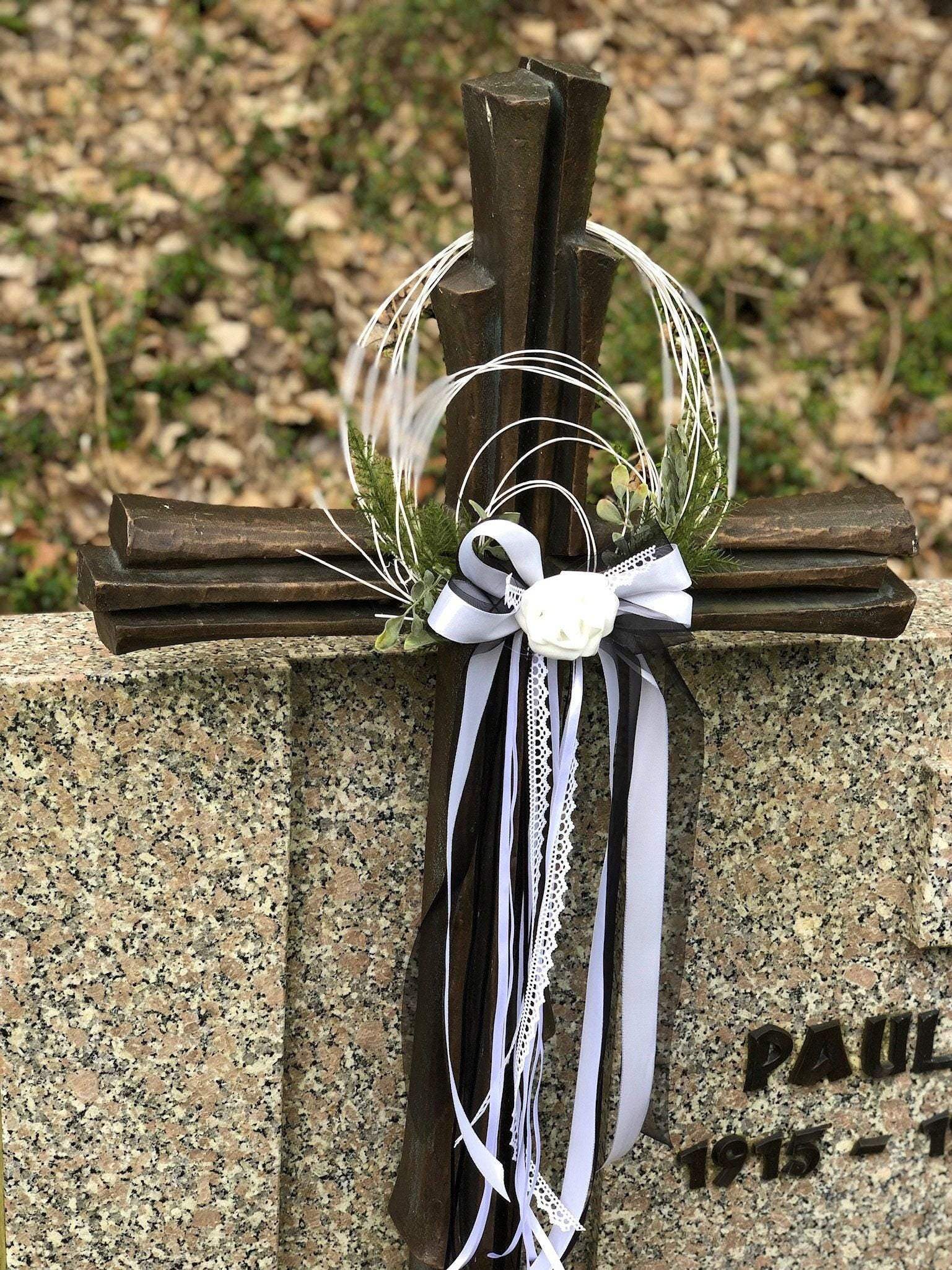 Grabgesteck Grabschmuck Schleife Trauerschleife Kreuz Kreuzschleife Kreuzdeko Grabdeko Grabdekoration – handgemacht aus Seiden- und Kunstblumen, langlebig & pflegeleicht von SarahsFlowerStudio