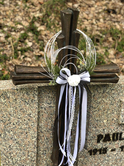 Grabgesteck Grabschmuck Schleife Trauerschleife Kreuz Kreuzschleife Kreuzdeko Grabdeko Grabdekoration – handgemacht aus Seiden- und Kunstblumen, langlebig & pflegeleicht von SarahsFlowerStudio