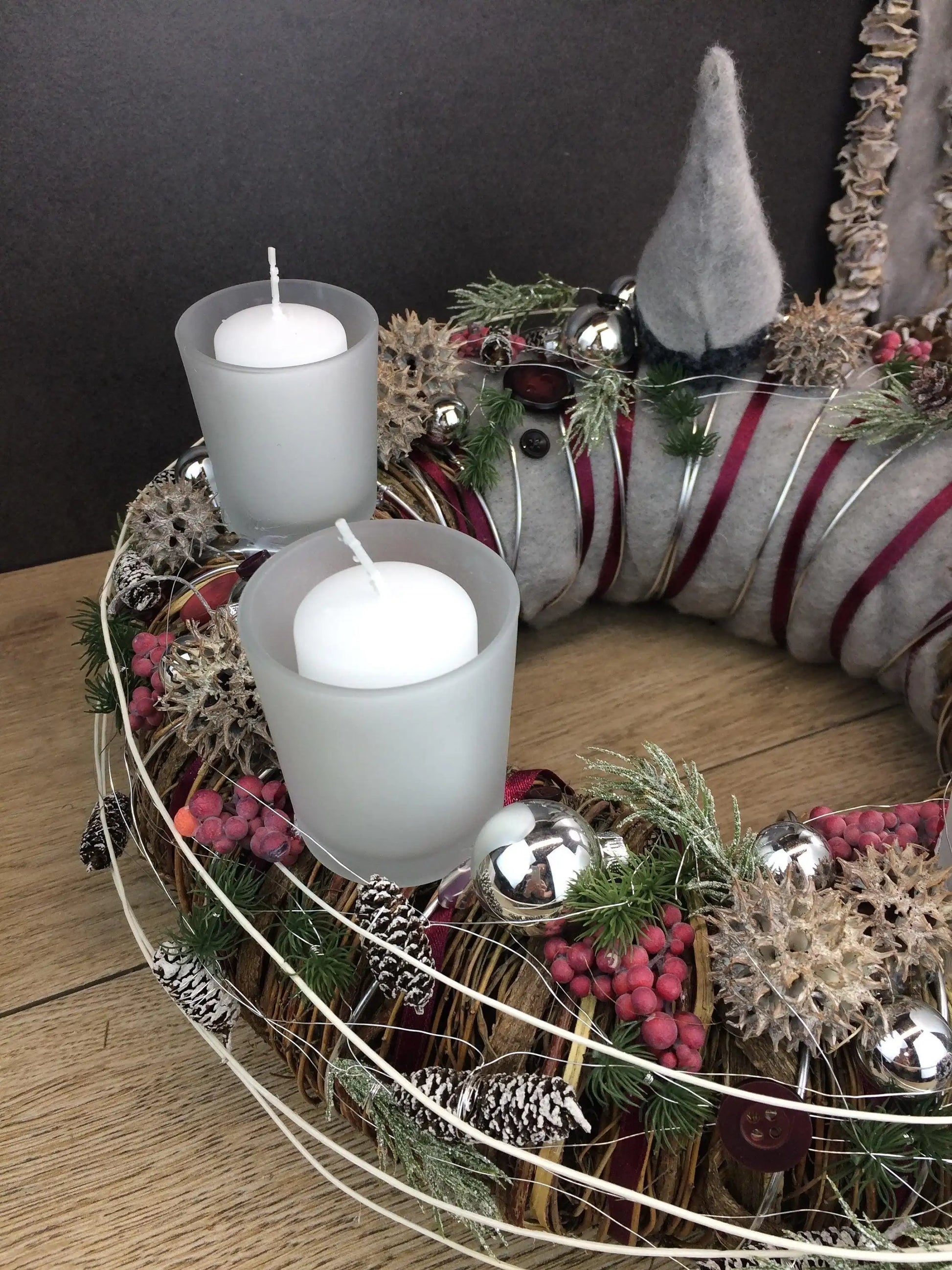 Adventskranz Wichtel Wunschfarbe Silber Grau Kugeln Sterne Eicheln Knöpfe Beeren – handgemacht aus Seiden- und Kunstblumen, langlebig & pflegeleicht von SarahsFlowerStudio
