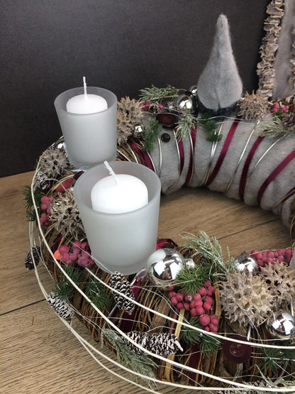 Adventskranz Wichtel Wunschfarbe Silber Grau Kugeln Sterne Eicheln Knöpfe Beeren – handgemacht aus Seiden- und Kunstblumen, langlebig & pflegeleicht von SarahsFlowerStudio