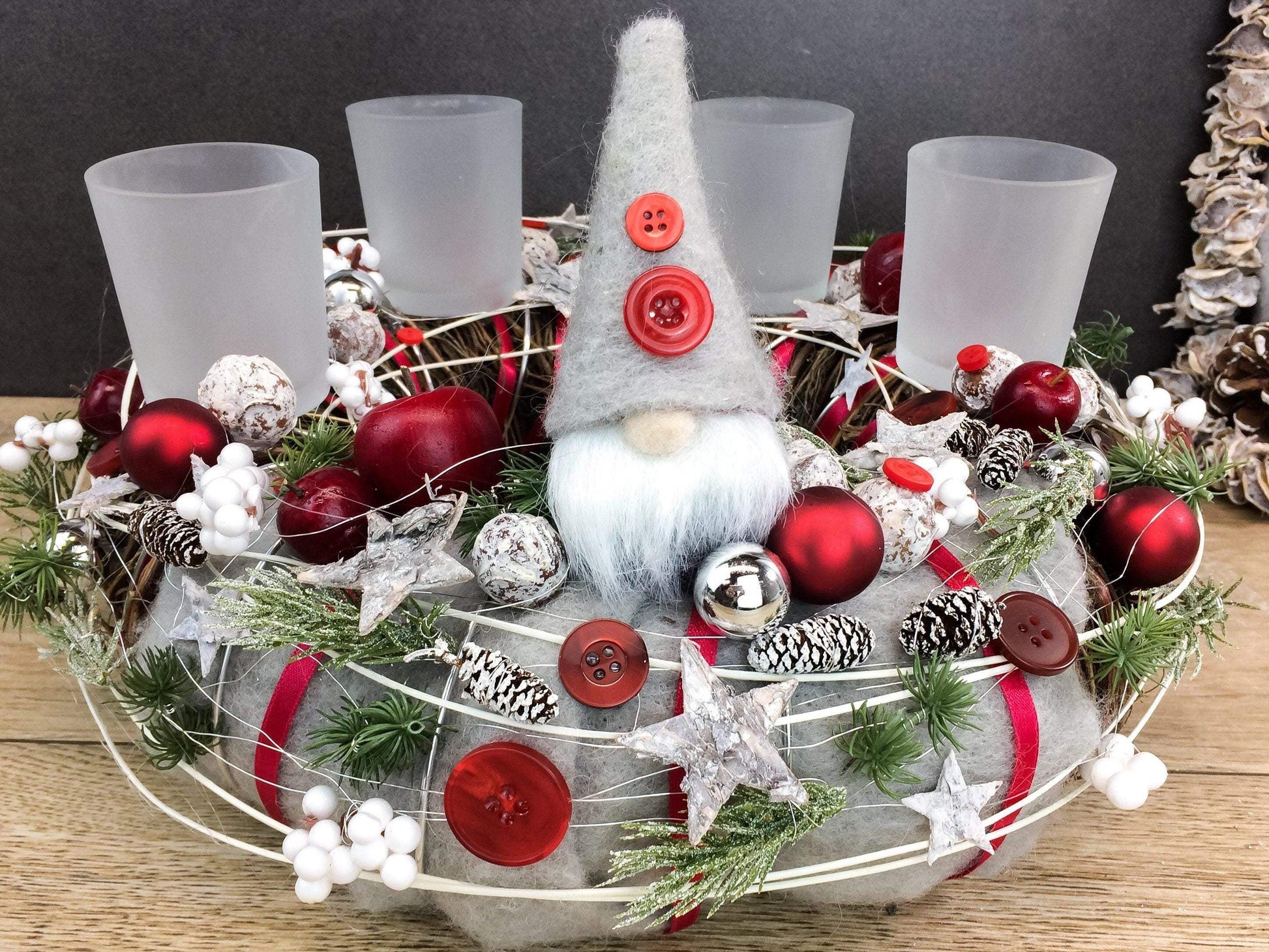 Adventskranz Wichtel Wunschfarbe Silber Grau Kugeln Sterne Eicheln Knöpfe Beeren – handgemacht aus Seiden- und Kunstblumen, langlebig & pflegeleicht von SarahsFlowerStudio