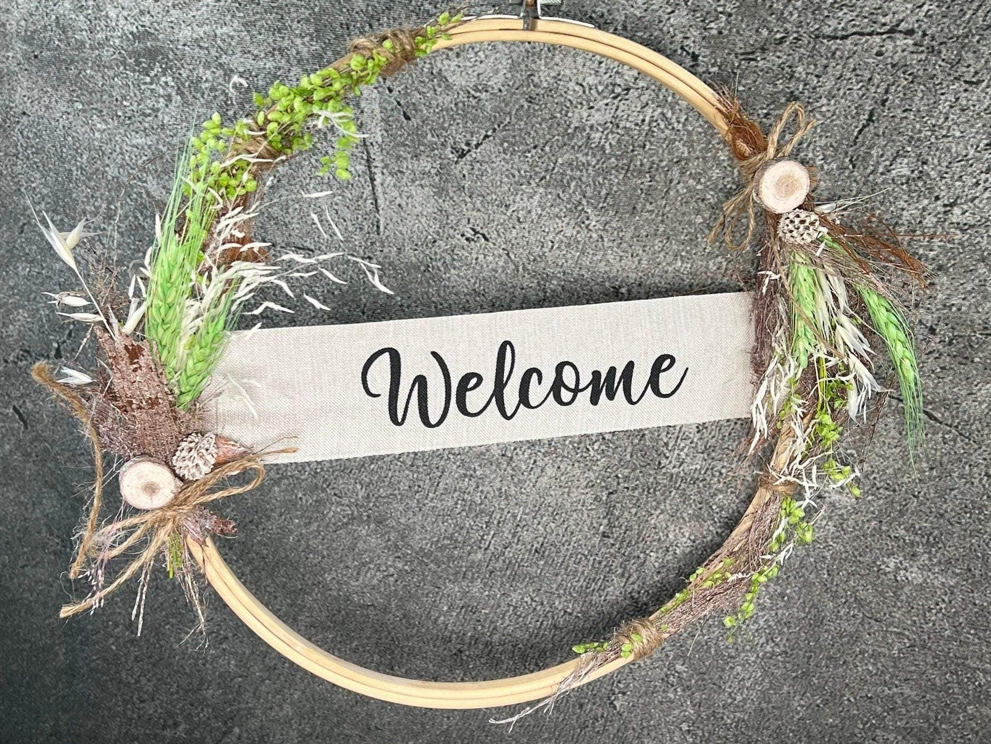 Türkranz Kranz Ring Stickring Welcome Band Eukalyptus Gräser Wandkranz Trockenblumen Hoop – handgemacht aus Seiden- und Kunstblumen, langlebig & pflegeleicht von SarahsFlowerStudio