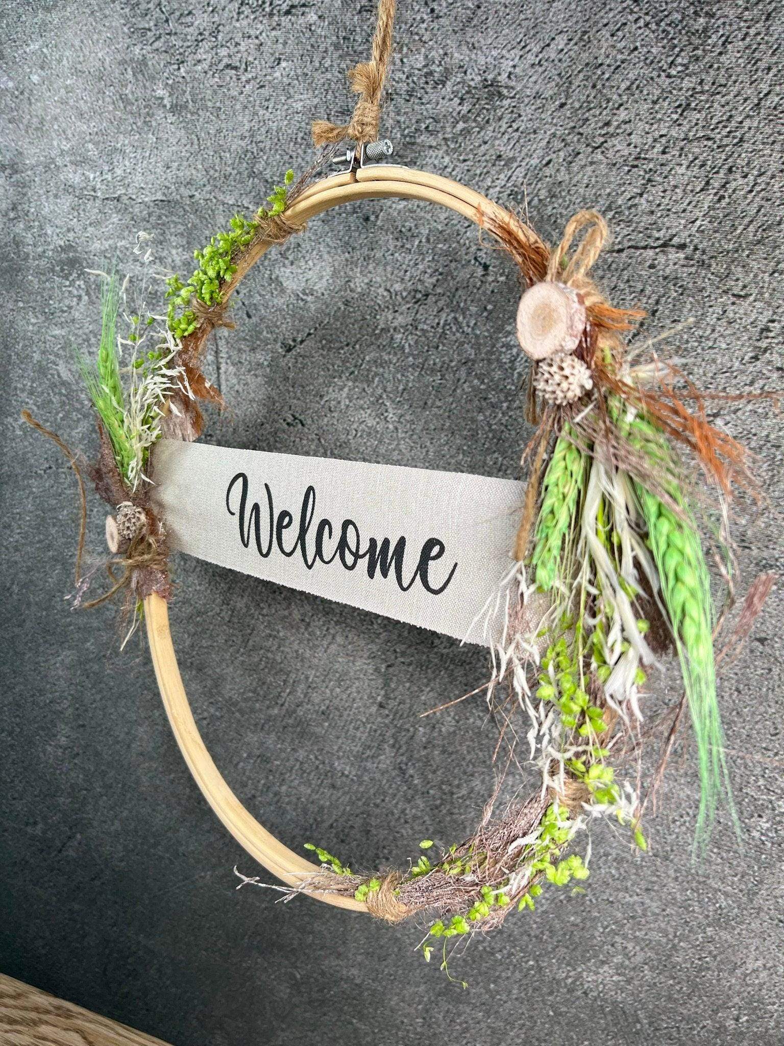 Türkranz Kranz Ring Stickring Welcome Band Eukalyptus Gräser Wandkranz Trockenblumen Hoop – handgemacht aus Seiden- und Kunstblumen, langlebig & pflegeleicht von SarahsFlowerStudio