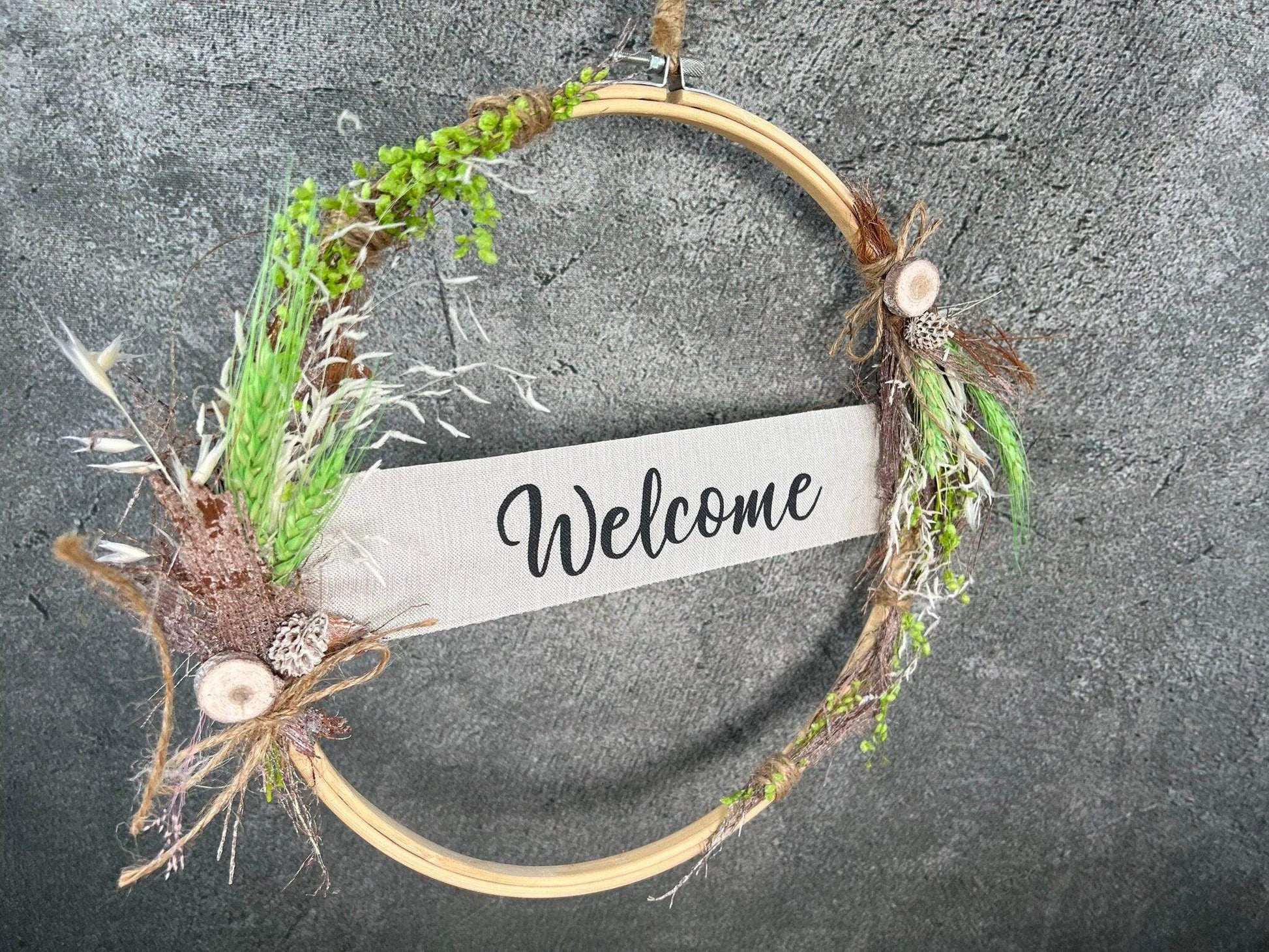 Türkranz Kranz Ring Stickring Welcome Band Eukalyptus Gräser Wandkranz Trockenblumen Hoop – handgemacht aus Seiden- und Kunstblumen, langlebig & pflegeleicht von SarahsFlowerStudio
