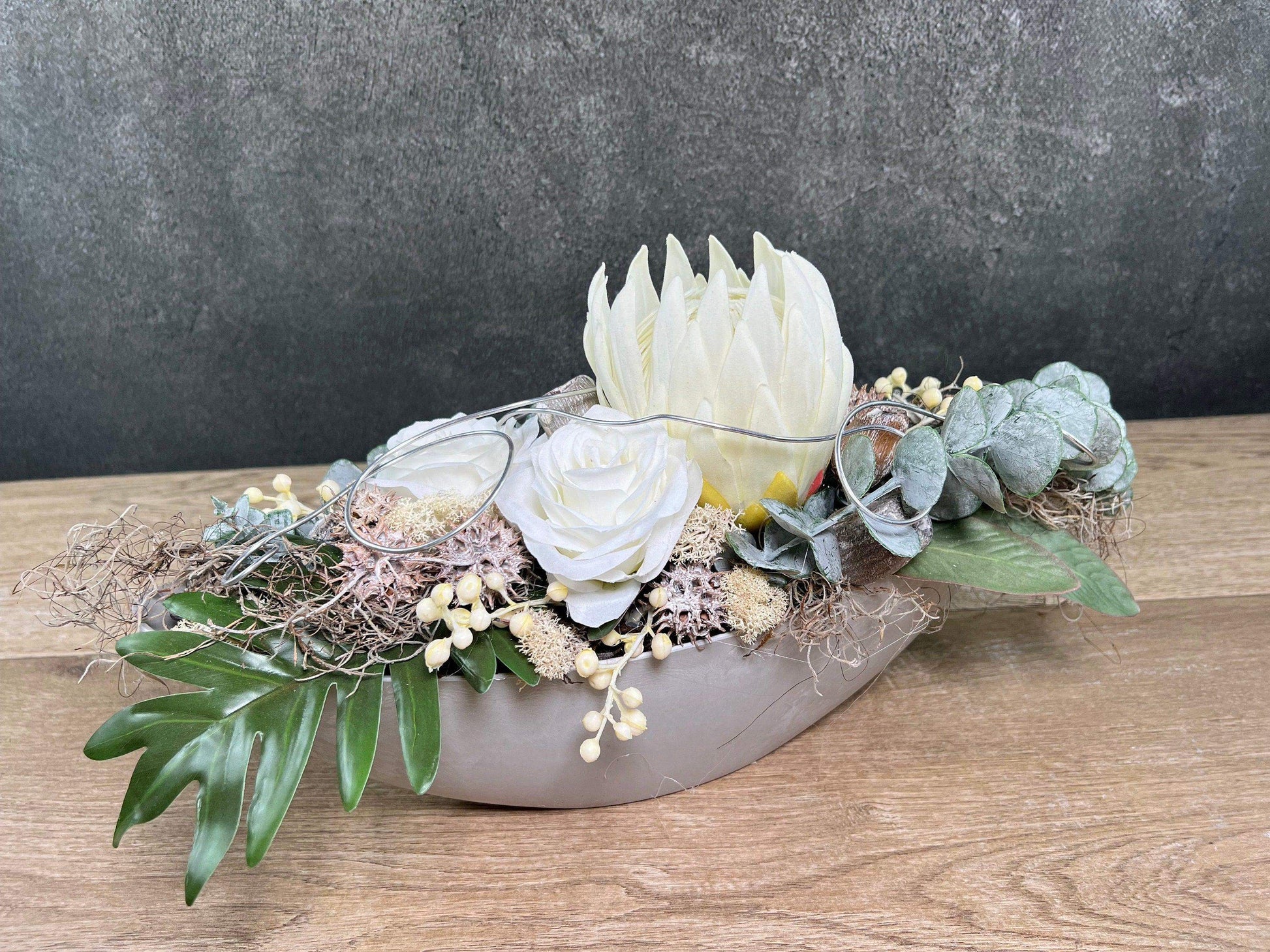 Grabgesteck Protea 48cm Grabschmuck Gesteck Grab Allerheiligen Grabdeko Grabgesteck Grabdekoration Jadinere Schale – handgemacht aus Seiden- und Kunstblumen, langlebig & pflegeleicht von SarahsFlowerStudio