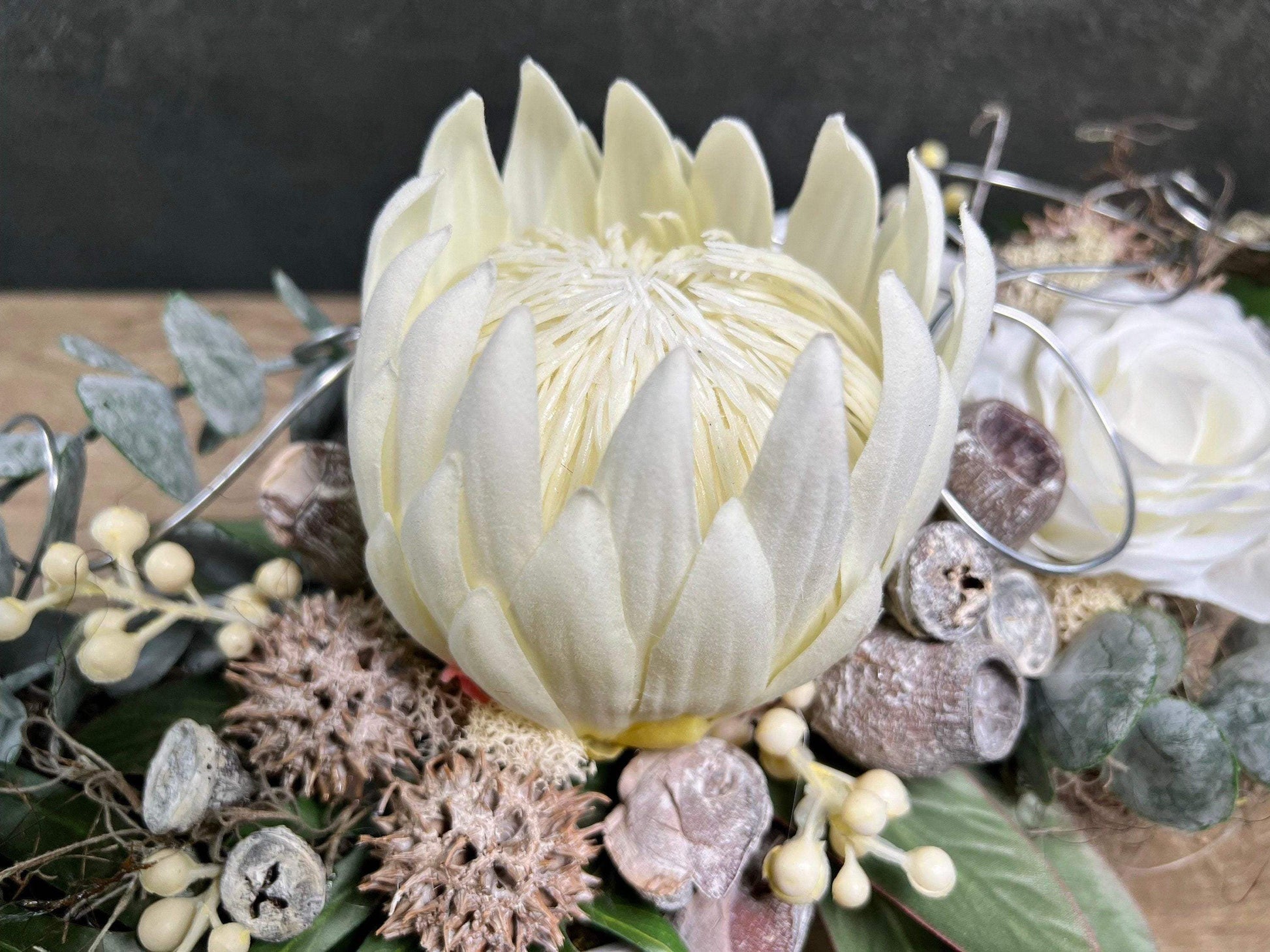 Grabgesteck Protea 48cm Grabschmuck Gesteck Grab Allerheiligen Grabdeko Grabgesteck Grabdekoration Jadinere Schale – handgemacht aus Seiden- und Kunstblumen, langlebig & pflegeleicht von SarahsFlowerStudio