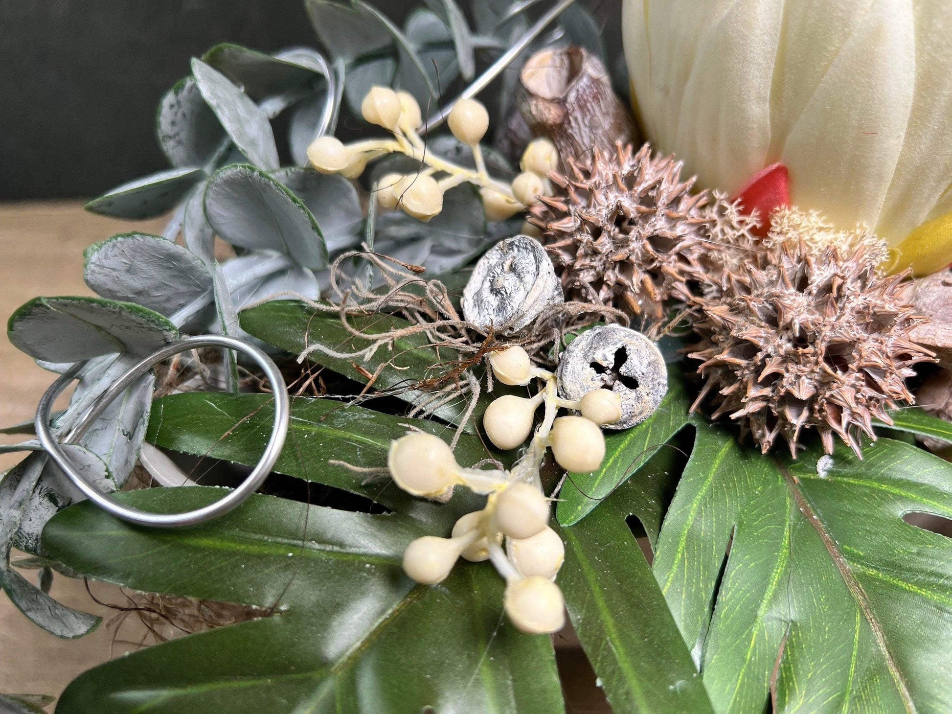 Grabgesteck Protea 48cm Grabschmuck Gesteck Grab Allerheiligen Grabdeko Grabgesteck Grabdekoration Jadinere Schale – handgemacht aus Seiden- und Kunstblumen, langlebig & pflegeleicht von SarahsFlowerStudio