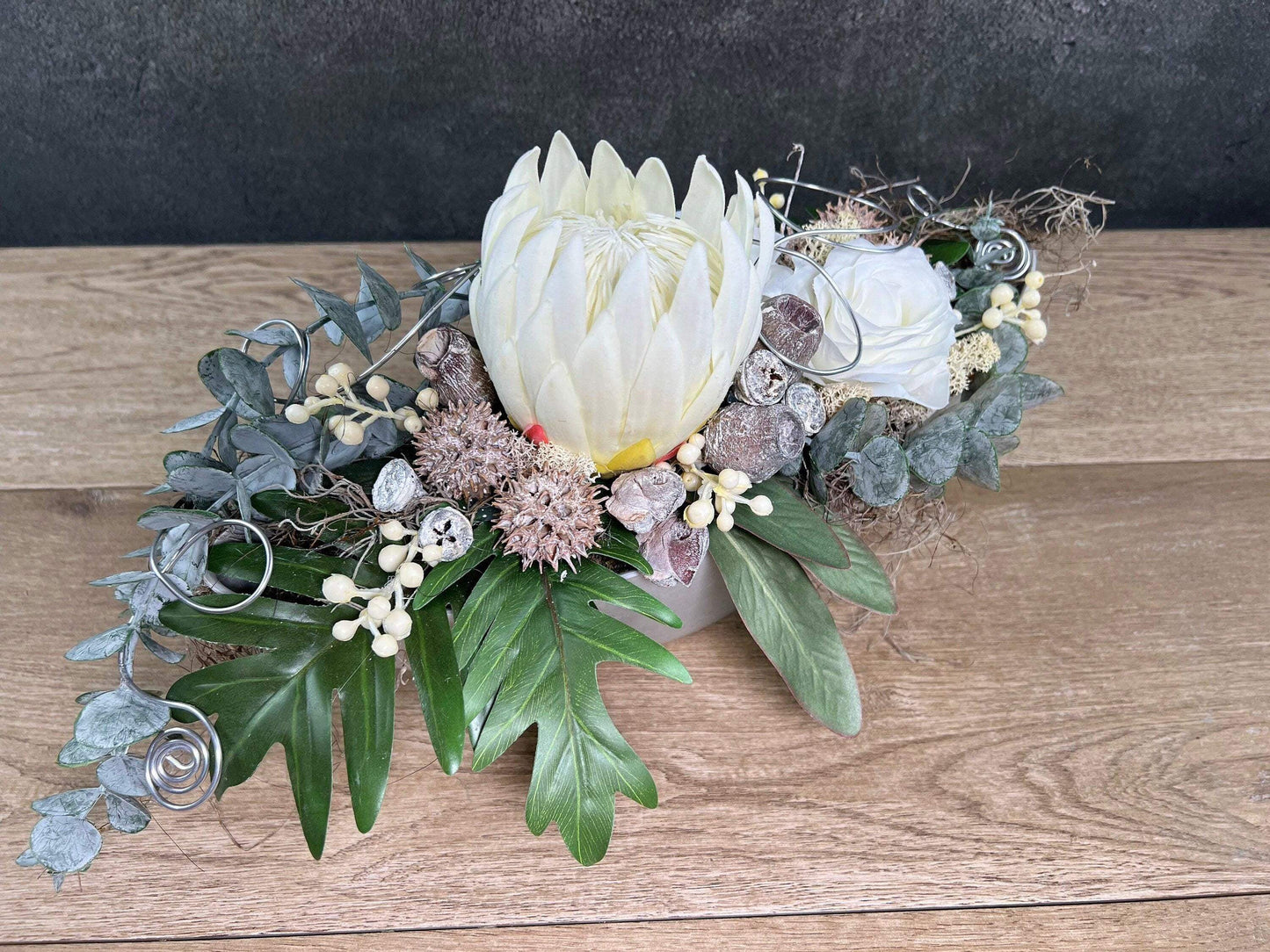 Grabgesteck Protea 48cm Grabschmuck Gesteck Grab Allerheiligen Grabdeko Grabgesteck Grabdekoration Jadinere Schale – handgemacht aus Seiden- und Kunstblumen, langlebig & pflegeleicht von SarahsFlowerStudio