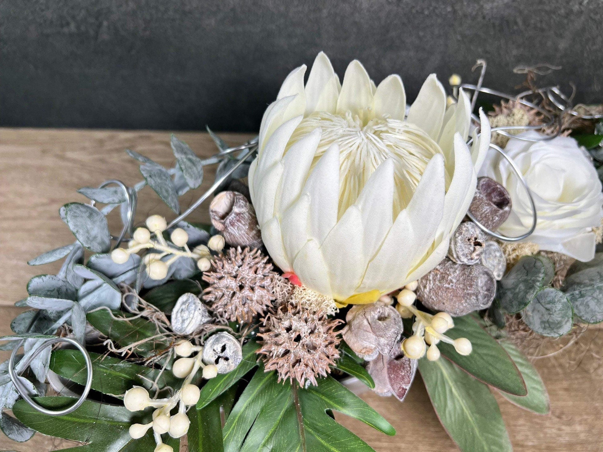 Grabgesteck Protea 48cm Grabschmuck Gesteck Grab Allerheiligen Grabdeko Grabgesteck Grabdekoration Jadinere Schale – handgemacht aus Seiden- und Kunstblumen, langlebig & pflegeleicht von SarahsFlowerStudio