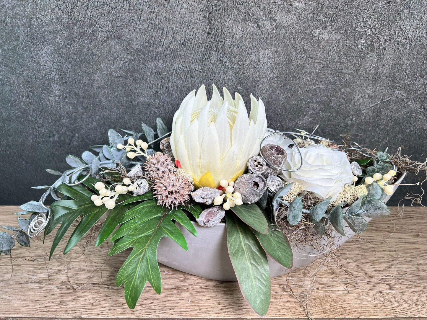 Grabgesteck Protea 48cm Grabschmuck Gesteck Grab Allerheiligen Grabdeko Grabgesteck Grabdekoration Jadinere Schale – handgemacht aus Seiden- und Kunstblumen, langlebig & pflegeleicht von SarahsFlowerStudio