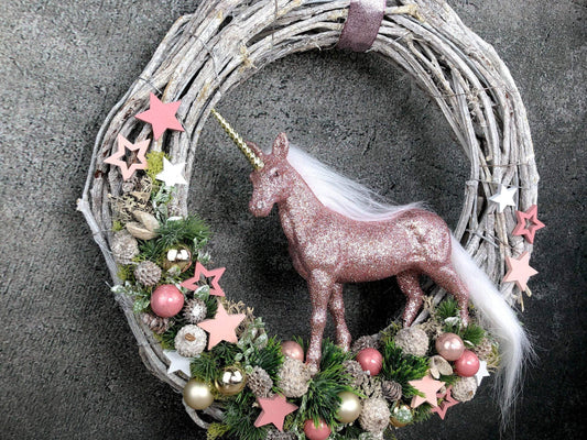 Türkranz Einhorn Türschmuck Weihnachten Weidenkranz Türdekoration Zapfen Stern Tanne Band Modern – handgemacht aus Seiden- und Kunstblumen, langlebig & pflegeleicht von SarahsFlowerStudio