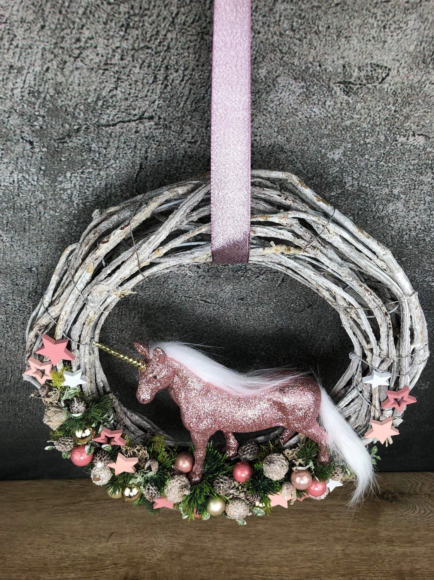 Türkranz Einhorn Türschmuck Weihnachten Weidenkranz Türdekoration Zapfen Stern Tanne Band Modern – handgemacht aus Seiden- und Kunstblumen, langlebig & pflegeleicht von SarahsFlowerStudio