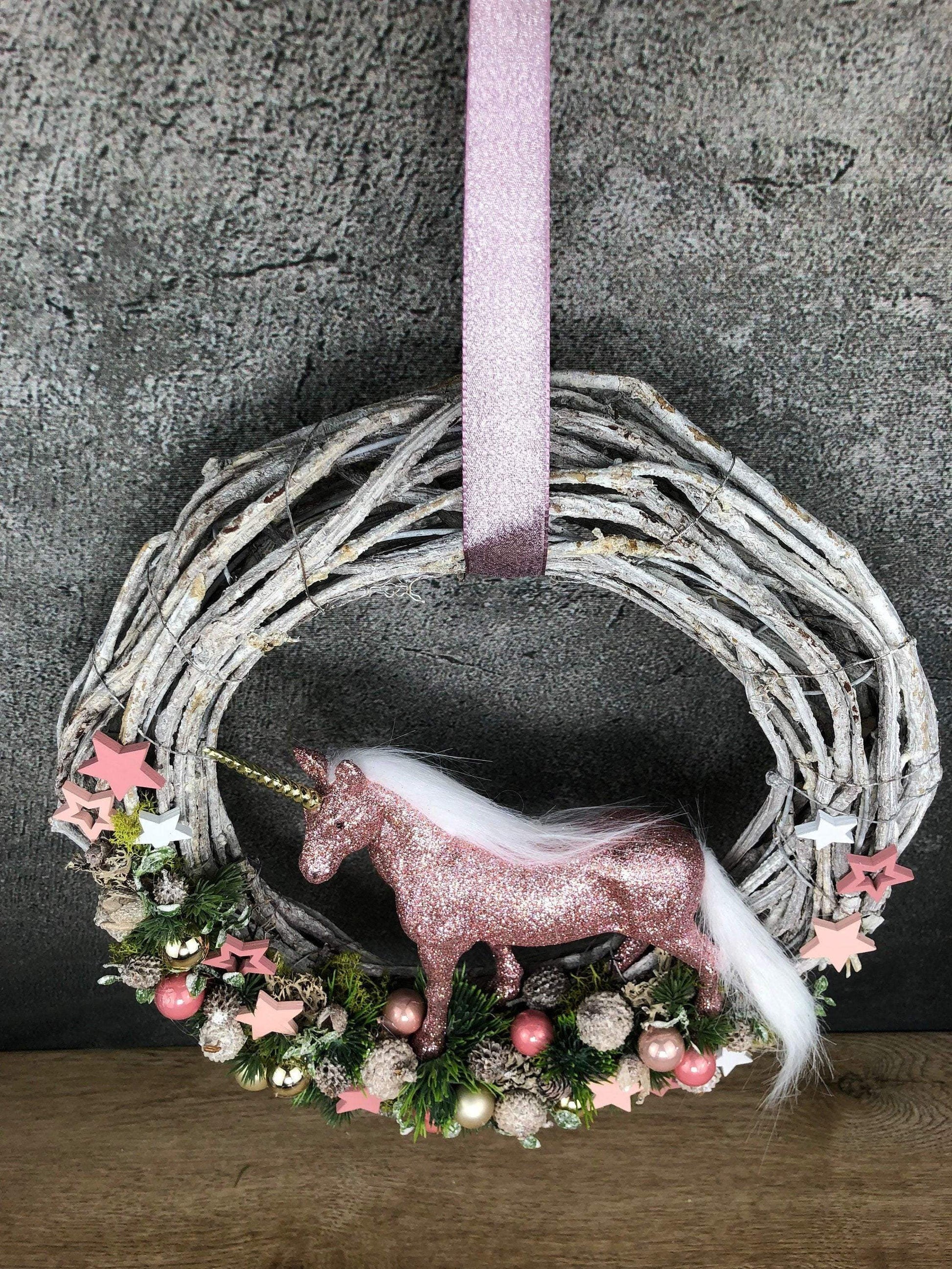 Türkranz Einhorn Türschmuck Weihnachten Weidenkranz Türdekoration Zapfen Stern Tanne Band Modern – handgemacht aus Seiden- und Kunstblumen, langlebig & pflegeleicht von SarahsFlowerStudio