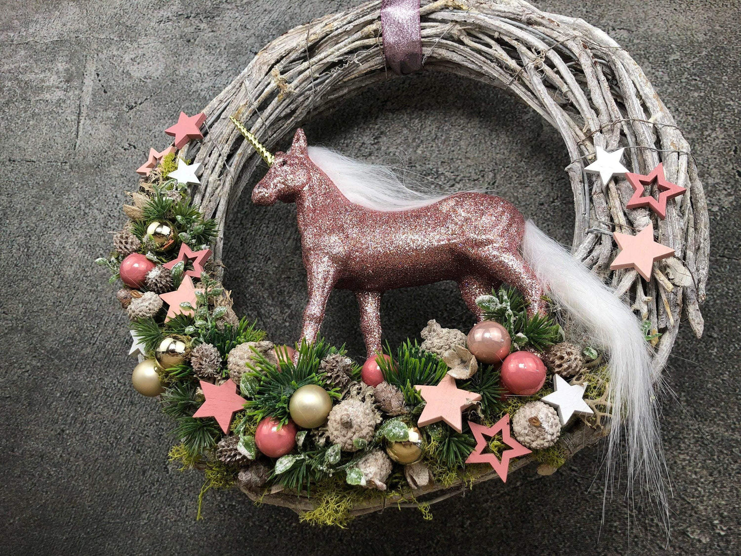 Türkranz Einhorn Türschmuck Weihnachten Weidenkranz Türdekoration Zapfen Stern Tanne Band Modern – handgemacht aus Seiden- und Kunstblumen, langlebig & pflegeleicht von SarahsFlowerStudio