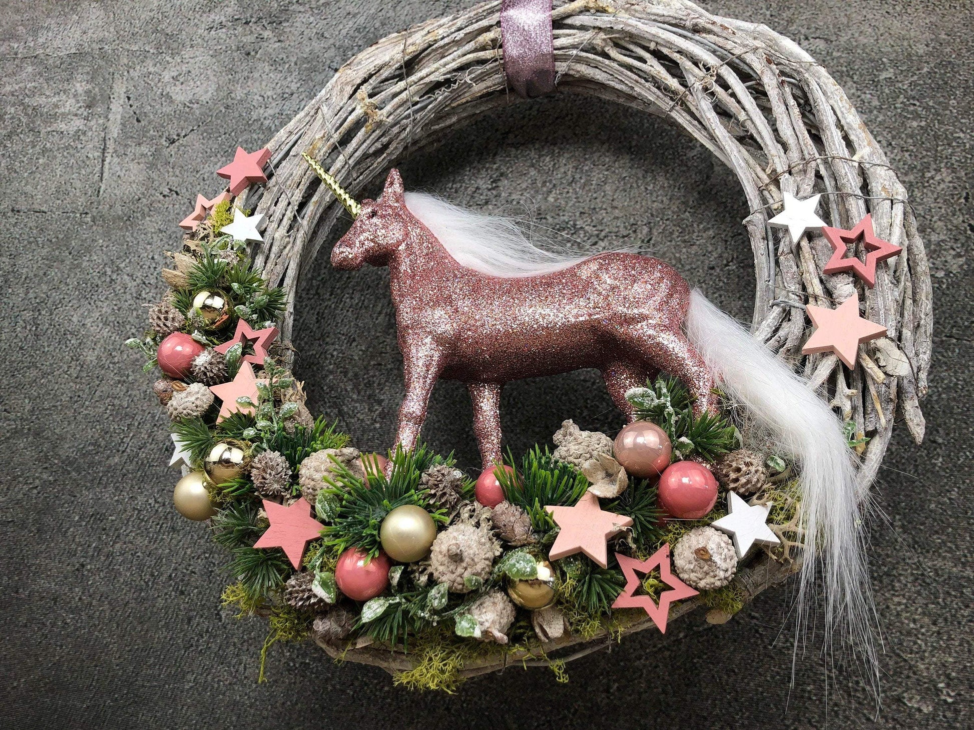 Türkranz Einhorn Türschmuck Weihnachten Weidenkranz Türdekoration Zapfen Stern Tanne Band Modern – handgemacht aus Seiden- und Kunstblumen, langlebig & pflegeleicht von SarahsFlowerStudio