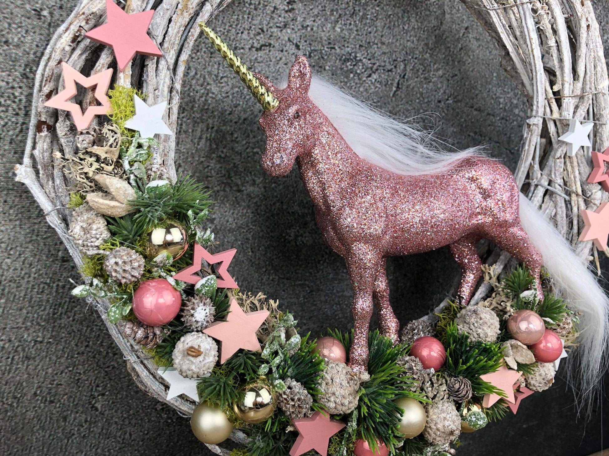 Türkranz Einhorn Türschmuck Weihnachten Weidenkranz Türdekoration Zapfen Stern Tanne Band Modern – handgemacht aus Seiden- und Kunstblumen, langlebig & pflegeleicht von SarahsFlowerStudio