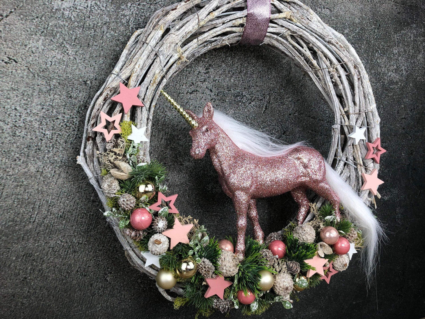 Türkranz Einhorn Türschmuck Weihnachten Weidenkranz Türdekoration Zapfen Stern Tanne Band Modern – handgemacht aus Seiden- und Kunstblumen, langlebig & pflegeleicht von SarahsFlowerStudio