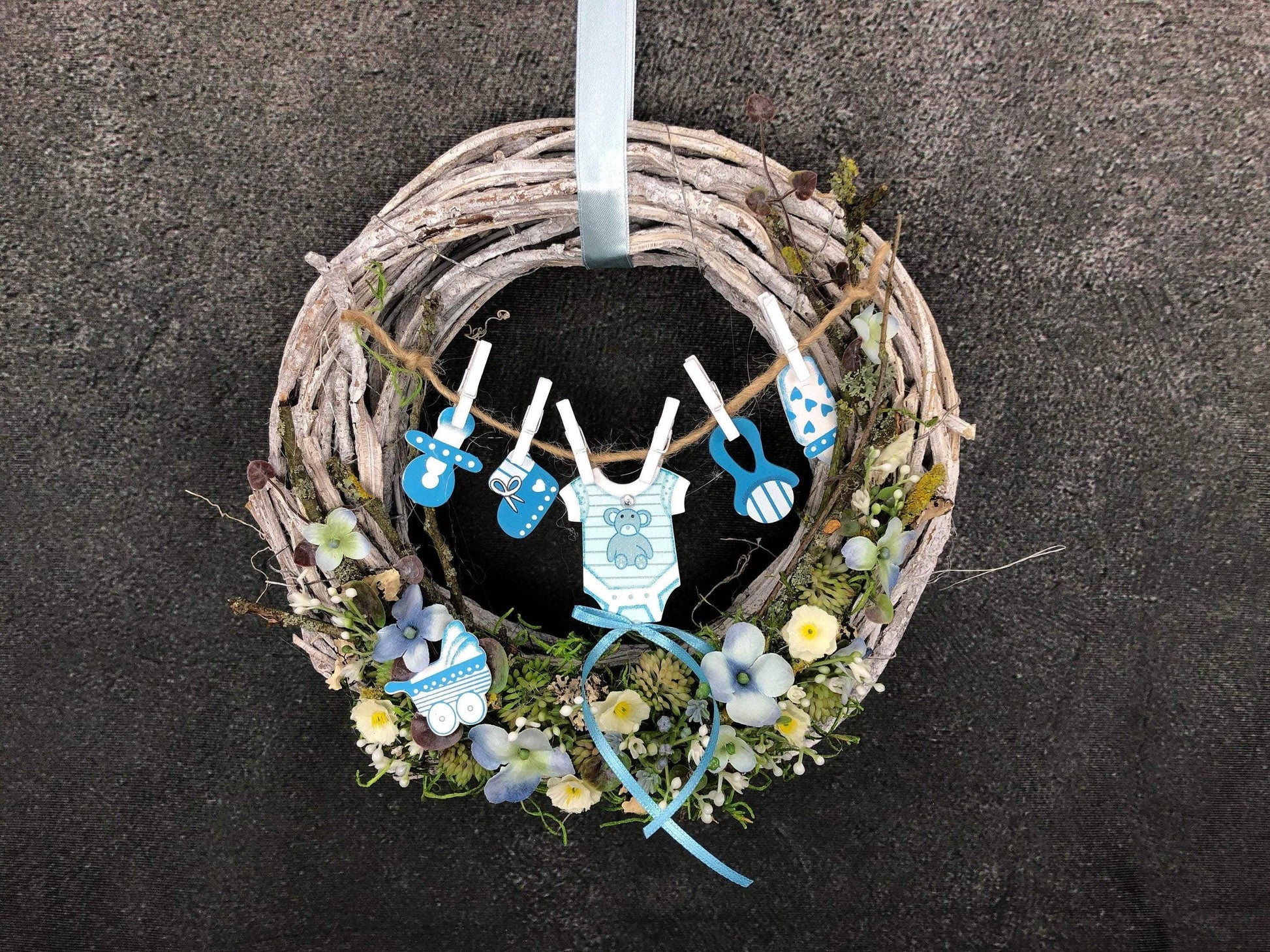 Türkranz Türdeko Türschmuck Geburt Wäscheleine Schnuller Trinkflasche Rassel Body Strampler Modern ganzjährig Geschenk zur Geburt Herbst – handgemacht aus Seiden- und Kunstblumen, langlebig & pflegeleicht von SarahsFlowerStudio