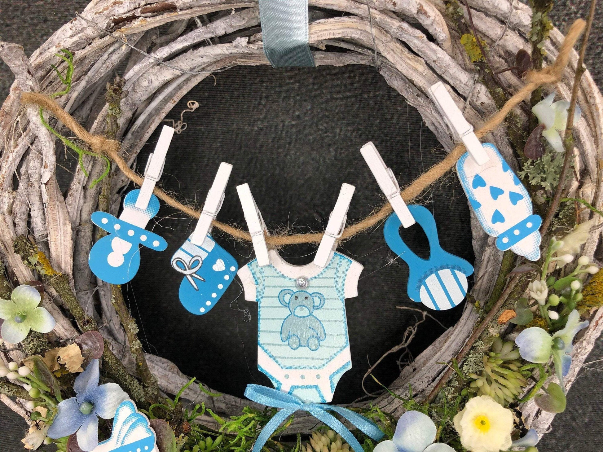 Türkranz Türdeko Türschmuck Geburt Wäscheleine Schnuller Trinkflasche Rassel Body Strampler Modern ganzjährig Geschenk zur Geburt Herbst – handgemacht aus Seiden- und Kunstblumen, langlebig & pflegeleicht von SarahsFlowerStudio
