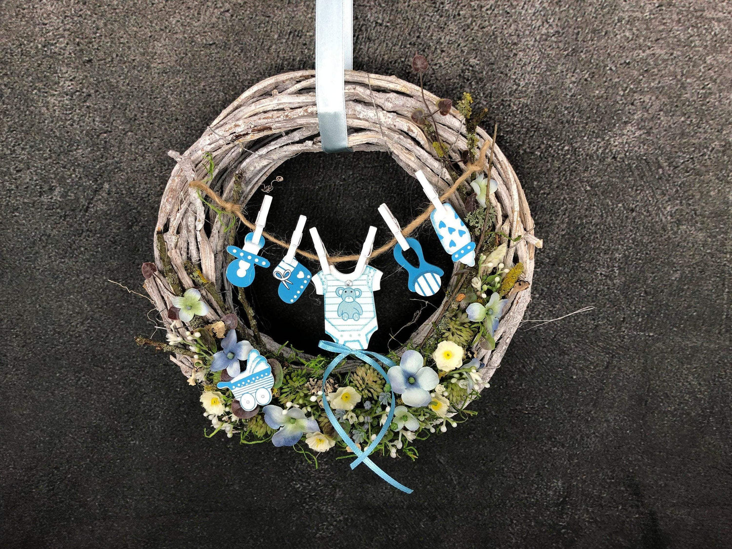 Türkranz Türdeko Türschmuck Geburt Wäscheleine Schnuller Trinkflasche Rassel Body Strampler Modern ganzjährig Geschenk zur Geburt Herbst – handgemacht aus Seiden- und Kunstblumen, langlebig & pflegeleicht von SarahsFlowerStudio