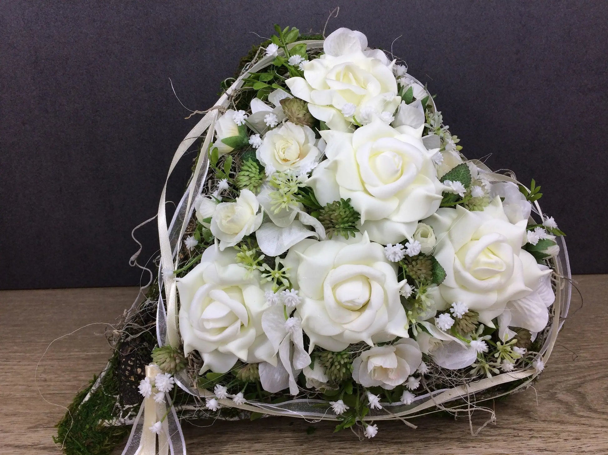 Grabgesteck Grabschmuck Herz Rosen Grabdeko Grabdekoration – handgemacht aus Seiden- und Kunstblumen, langlebig & pflegeleicht von SarahsFlowerStudio