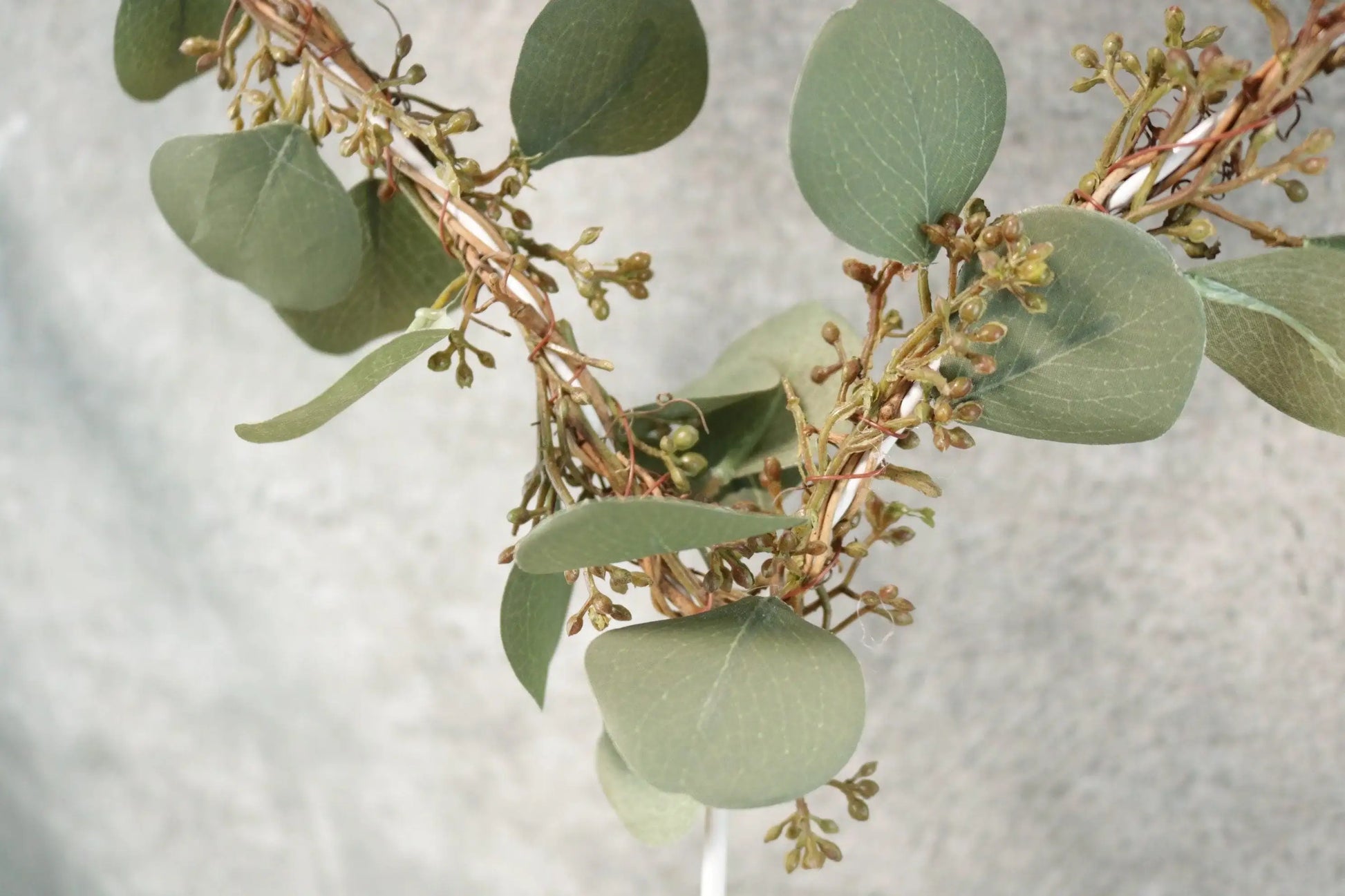 Tischdekoration Fensterdeko Eukalyptus Fensterdekoration Deko Herz Ring Euka Eukalyptusfrüchte Metall Metallherz auf Fuß – handgemacht aus Seiden- und Kunstblumen, langlebig & pflegeleicht von SarahsFlowerStudio