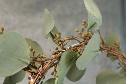 Tischdekoration Fensterdeko Eukalyptus Fensterdekoration Deko Herz Ring Euka Eukalyptusfrüchte Metall Metallherz auf Fuß – handgemacht aus Seiden- und Kunstblumen, langlebig & pflegeleicht von SarahsFlowerStudio