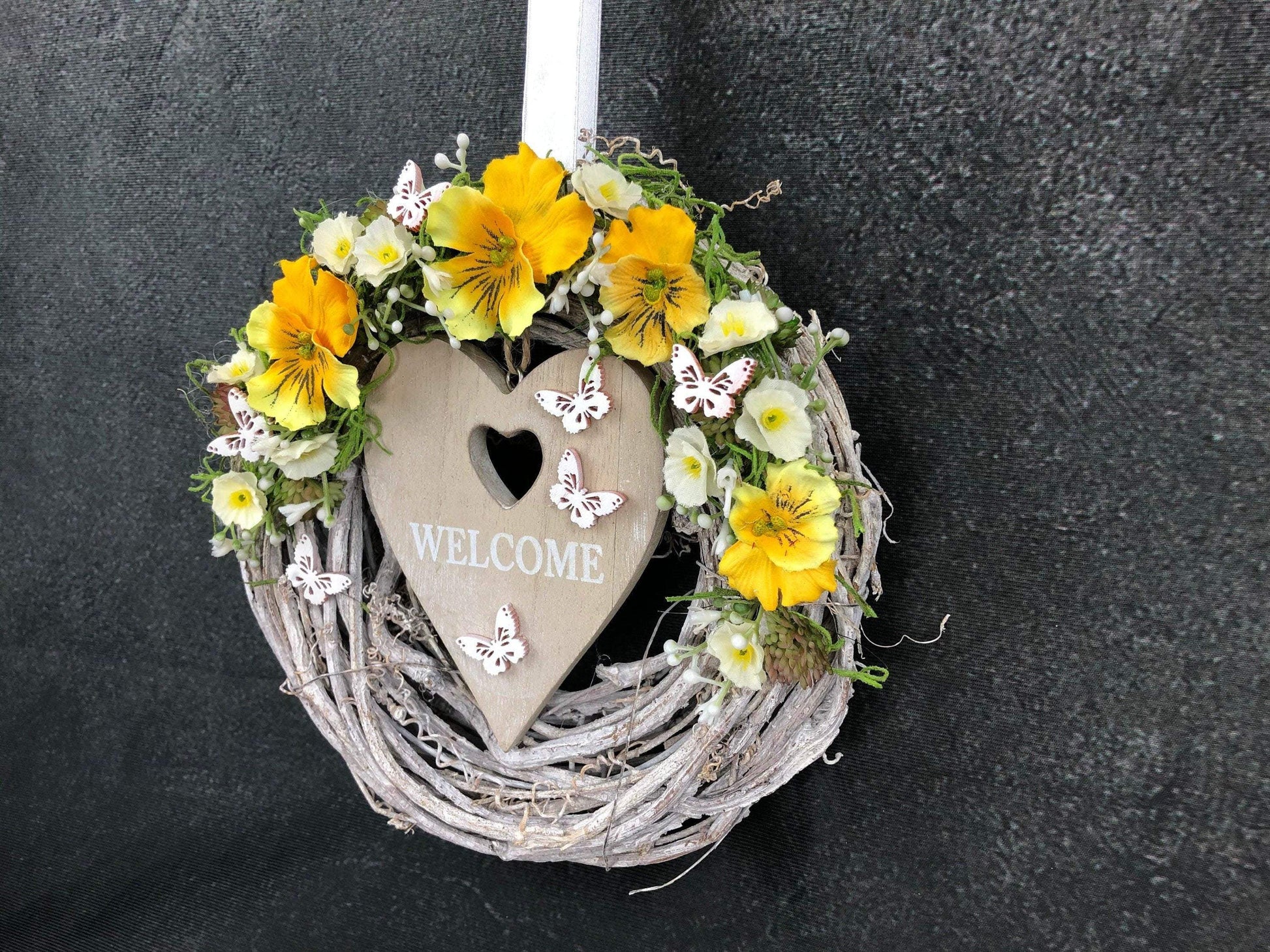 Türkranz Türdeko Türschmuck Herz Welcome Modern ganzjährig Tür Schmuck Schmetterling Herbst – handgemacht aus Seiden- und Kunstblumen, langlebig & pflegeleicht von SarahsFlowerStudio