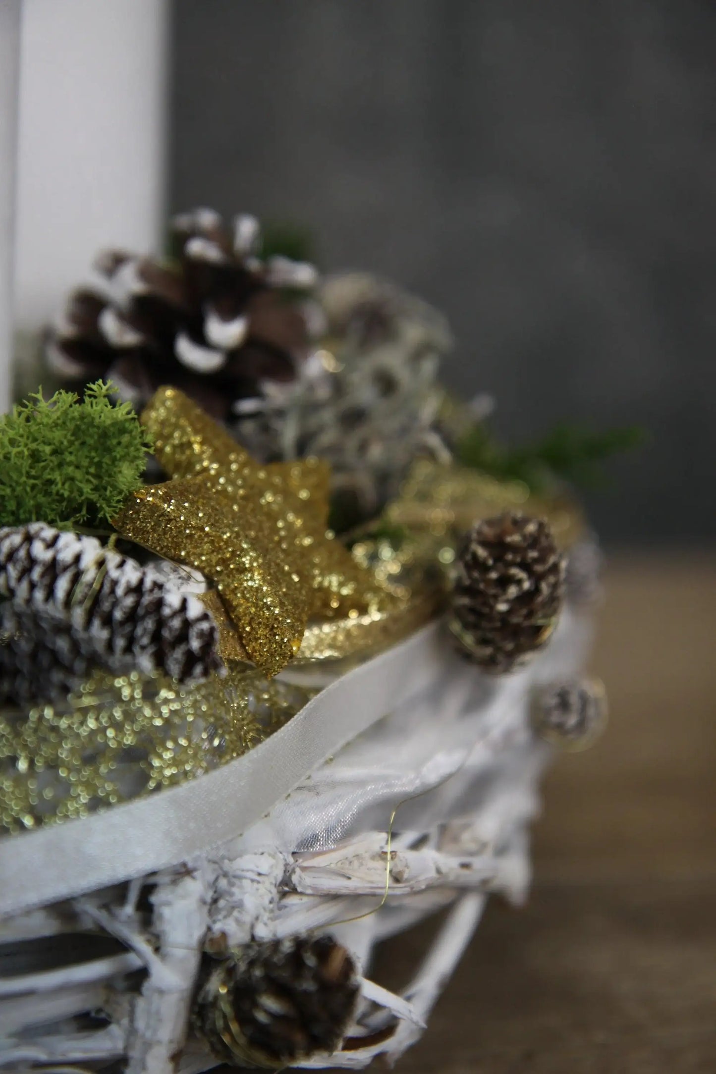 Adventskranz Adventskalender Gold oder Silber Glitzer Sterne Zapfen Kugeln Modern mehrjährig Rund – handgemacht aus Seiden- und Kunstblumen, langlebig & pflegeleicht von SarahsFlowerStudio