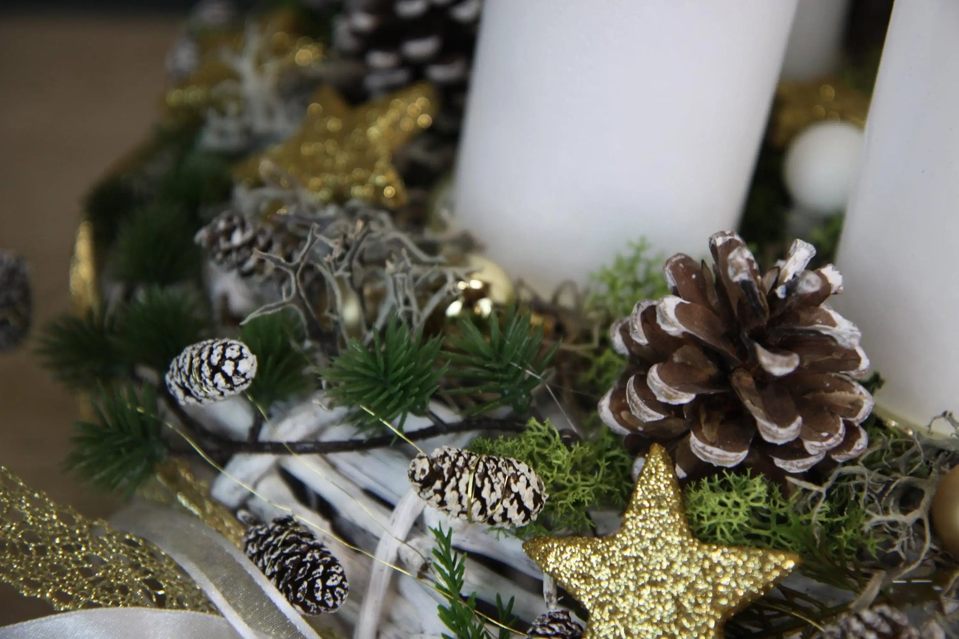 Adventskranz Adventskalender Gold oder Silber Glitzer Sterne Zapfen Kugeln Modern mehrjährig Rund – handgemacht aus Seiden- und Kunstblumen, langlebig & pflegeleicht von SarahsFlowerStudio