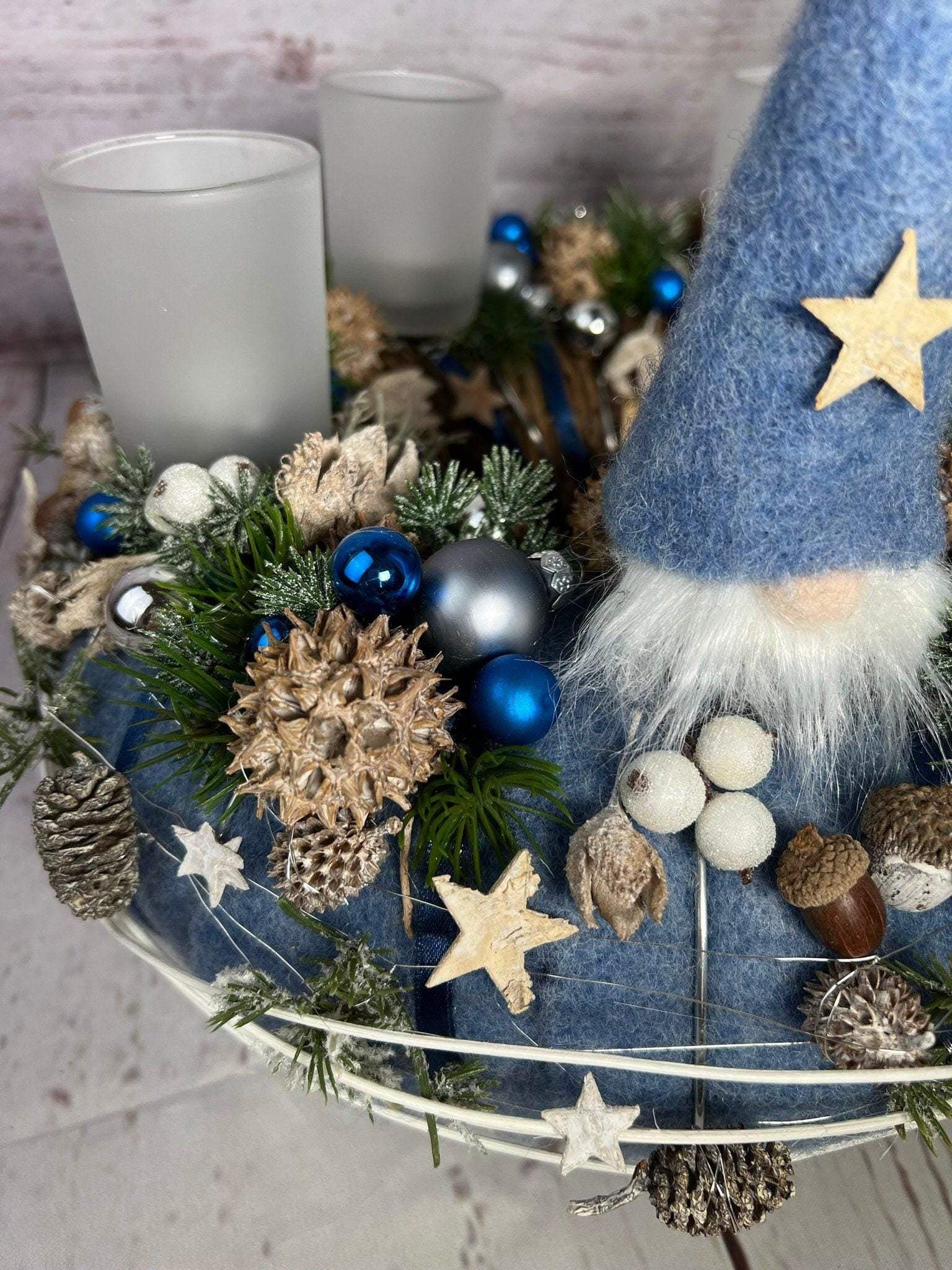 Adventskranz Gläser Wichtel Kugel Sterne Draht Tanne Filz Haltbar Künstlich – handgemacht aus Seiden- und Kunstblumen, langlebig & pflegeleicht von SarahsFlowerStudio