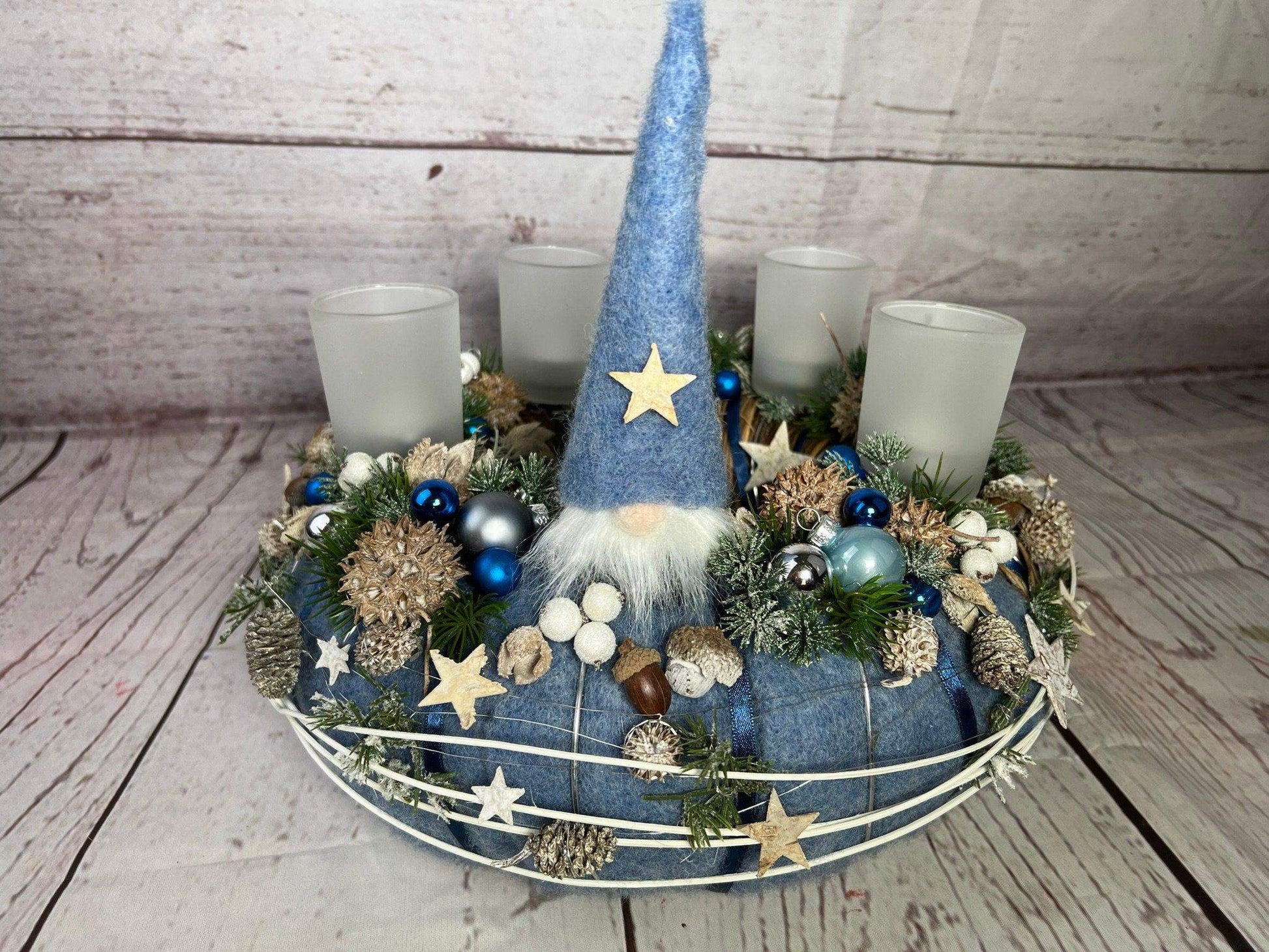 Adventskranz Gläser Wichtel Kugel Sterne Draht Tanne Filz Haltbar Künstlich – handgemacht aus Seiden- und Kunstblumen, langlebig & pflegeleicht von SarahsFlowerStudio