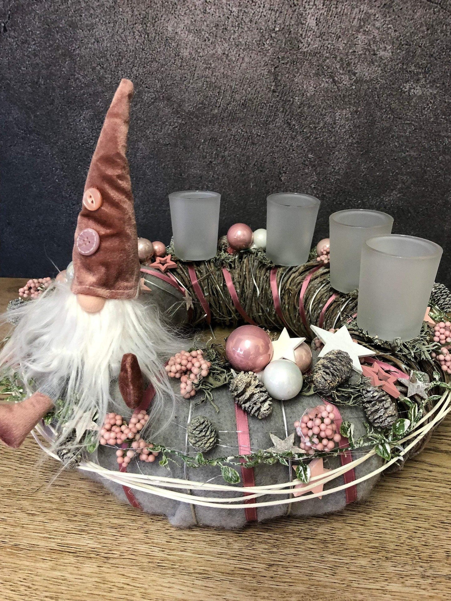 Adventskranz Gläser Wichtel Kugel Sterne Draht Tanne Filz Haltbar Künstlich – handgemacht aus Seiden- und Kunstblumen, langlebig & pflegeleicht von SarahsFlowerStudio
