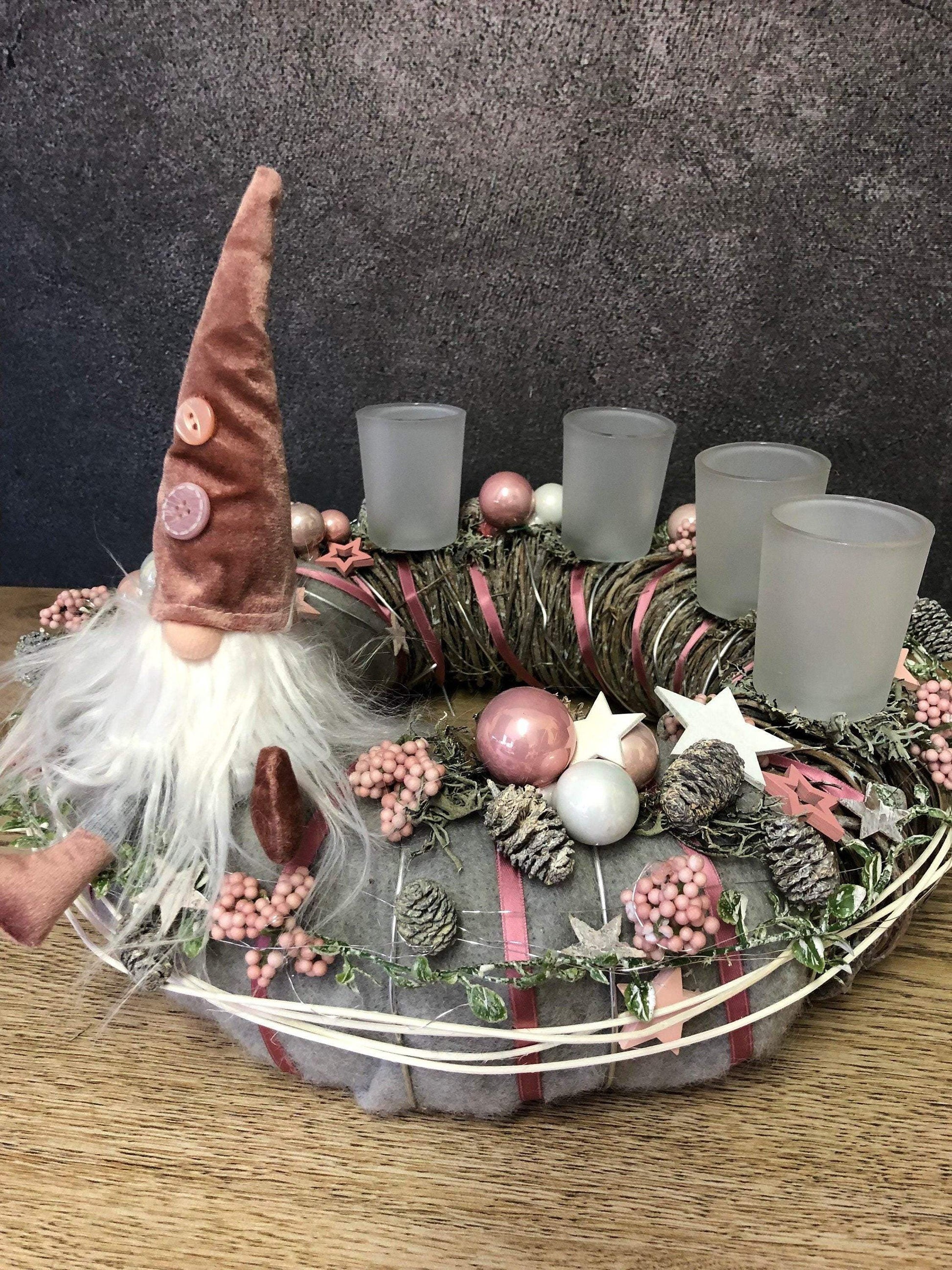 Adventskranz Gläser Wichtel Kugel Sterne Draht Tanne Filz Haltbar Künstlich – handgemacht aus Seiden- und Kunstblumen, langlebig & pflegeleicht von SarahsFlowerStudio