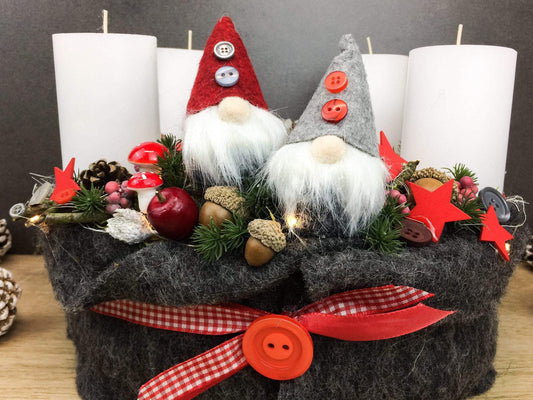 Adventskranz Adventskalender 20er LED Lichterkette Wichtel – handgemacht aus Seiden- und Kunstblumen, langlebig & pflegeleicht von SarahsFlowerStudio