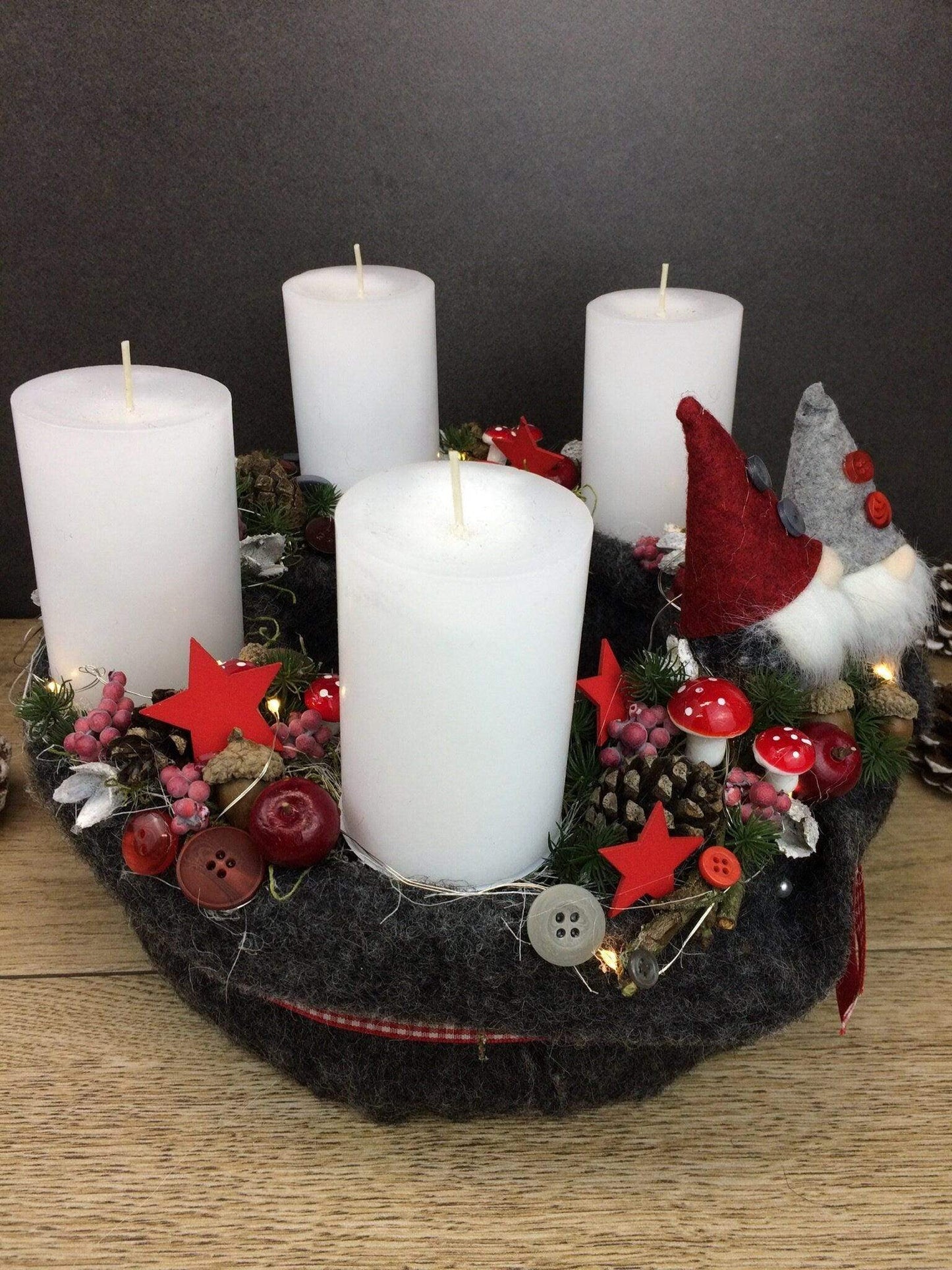 Adventskranz Adventskalender 20er LED Lichterkette Wichtel – handgemacht aus Seiden- und Kunstblumen, langlebig & pflegeleicht von SarahsFlowerStudio
