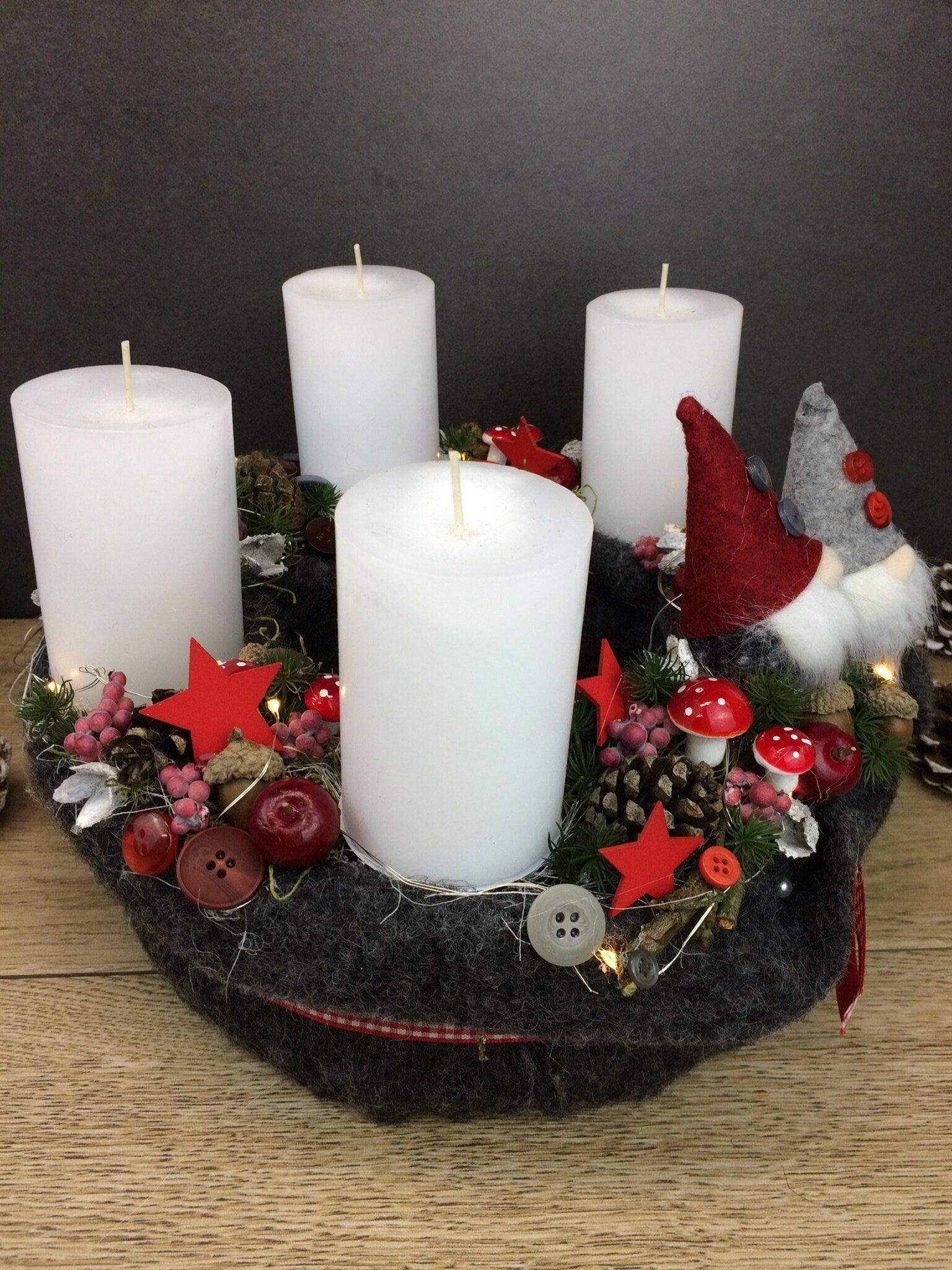 Adventskranz Adventskalender 20er LED Lichterkette Wichtel – handgemacht aus Seiden- und Kunstblumen, langlebig & pflegeleicht von SarahsFlowerStudio