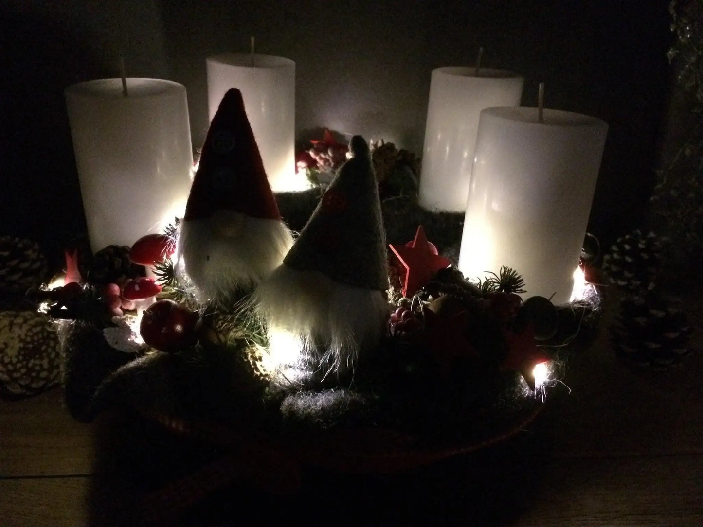 Adventskranz Adventskalender 20er LED Lichterkette Wichtel – handgemacht aus Seiden- und Kunstblumen, langlebig & pflegeleicht von SarahsFlowerStudio