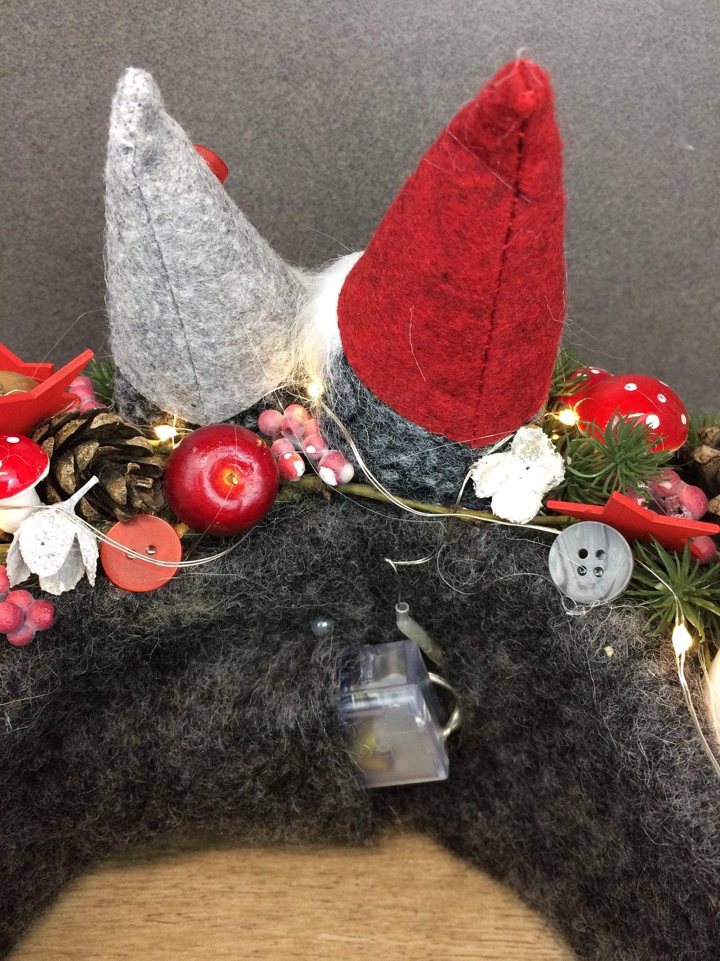 Adventskranz Adventskalender 20er LED Lichterkette Wichtel – handgemacht aus Seiden- und Kunstblumen, langlebig & pflegeleicht von SarahsFlowerStudio
