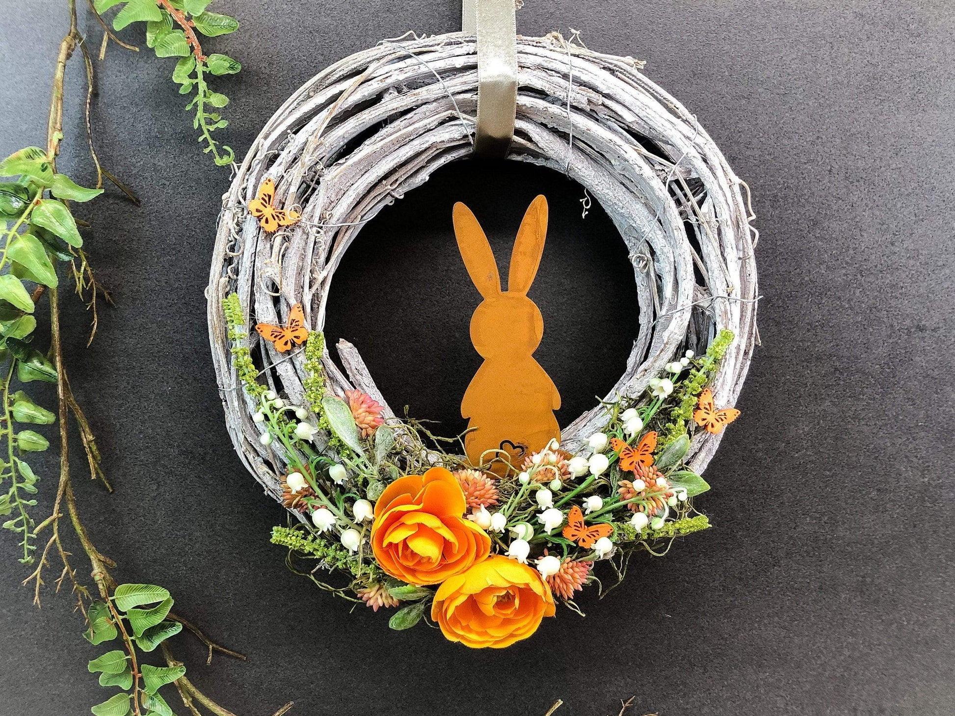 Osterkranz Türdeko Wunschfarbe – Frühlingskranz mit Hasen & Maiglöckchen – Türkranz – SarahsFlowerStudio