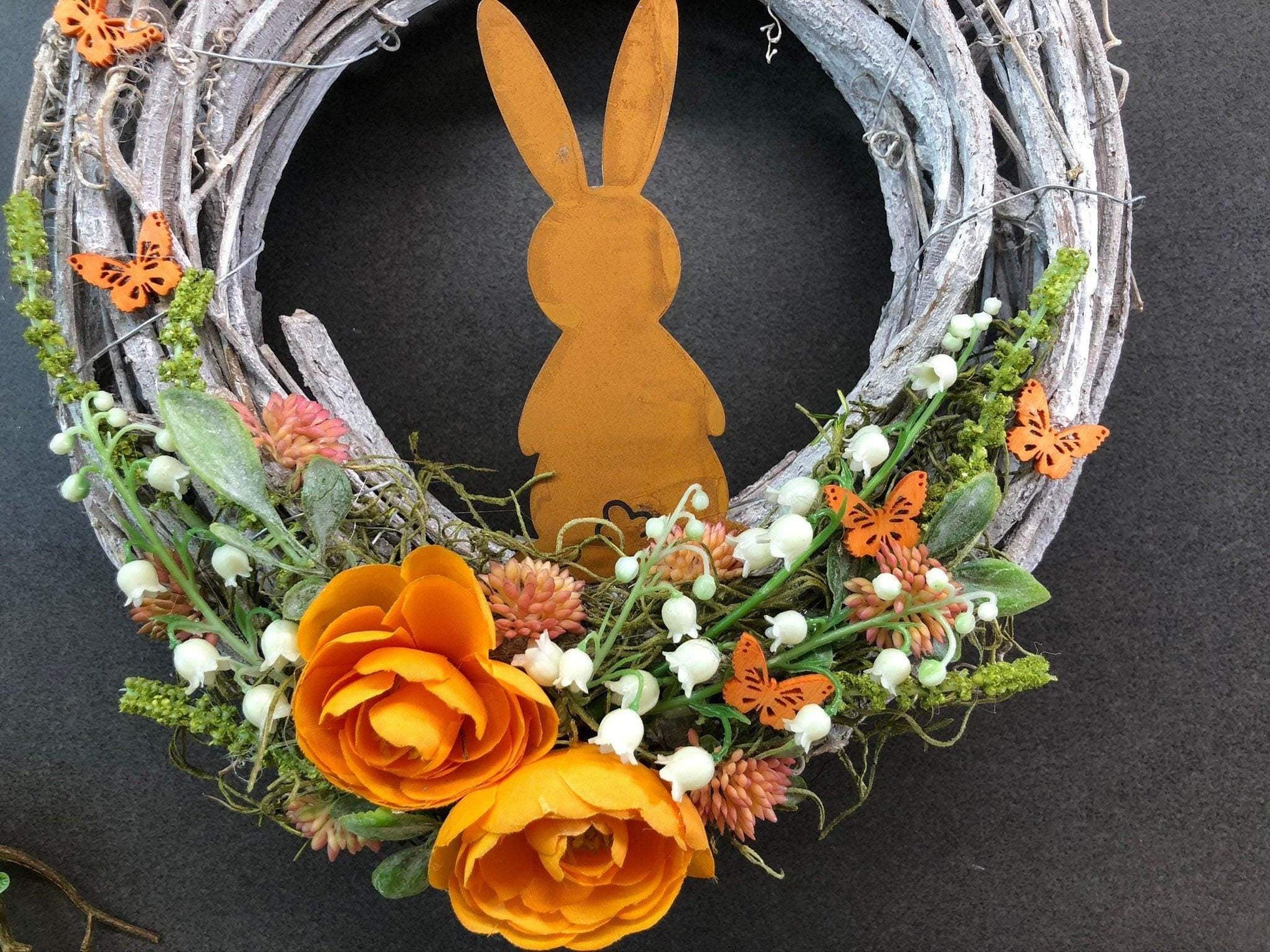 Osterkranz Türdeko Wunschfarbe – Frühlingskranz mit Hasen & Maiglöckchen – Türkranz – SarahsFlowerStudio