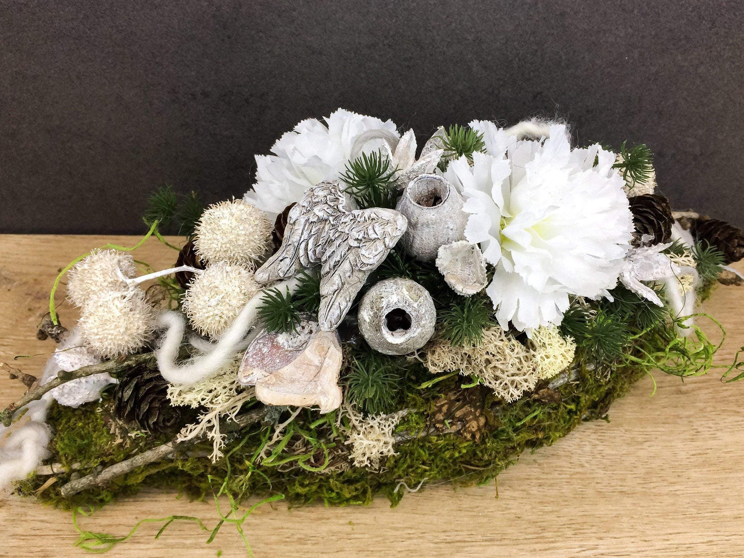 Grabgesteck Grabschmuck Allerheiligen Totensonntag Nelken Exoten Zapfen Gesteck Grab Engelsflügel – handgemacht aus Seiden- und Kunstblumen, langlebig & pflegeleicht von SarahsFlowerStudio