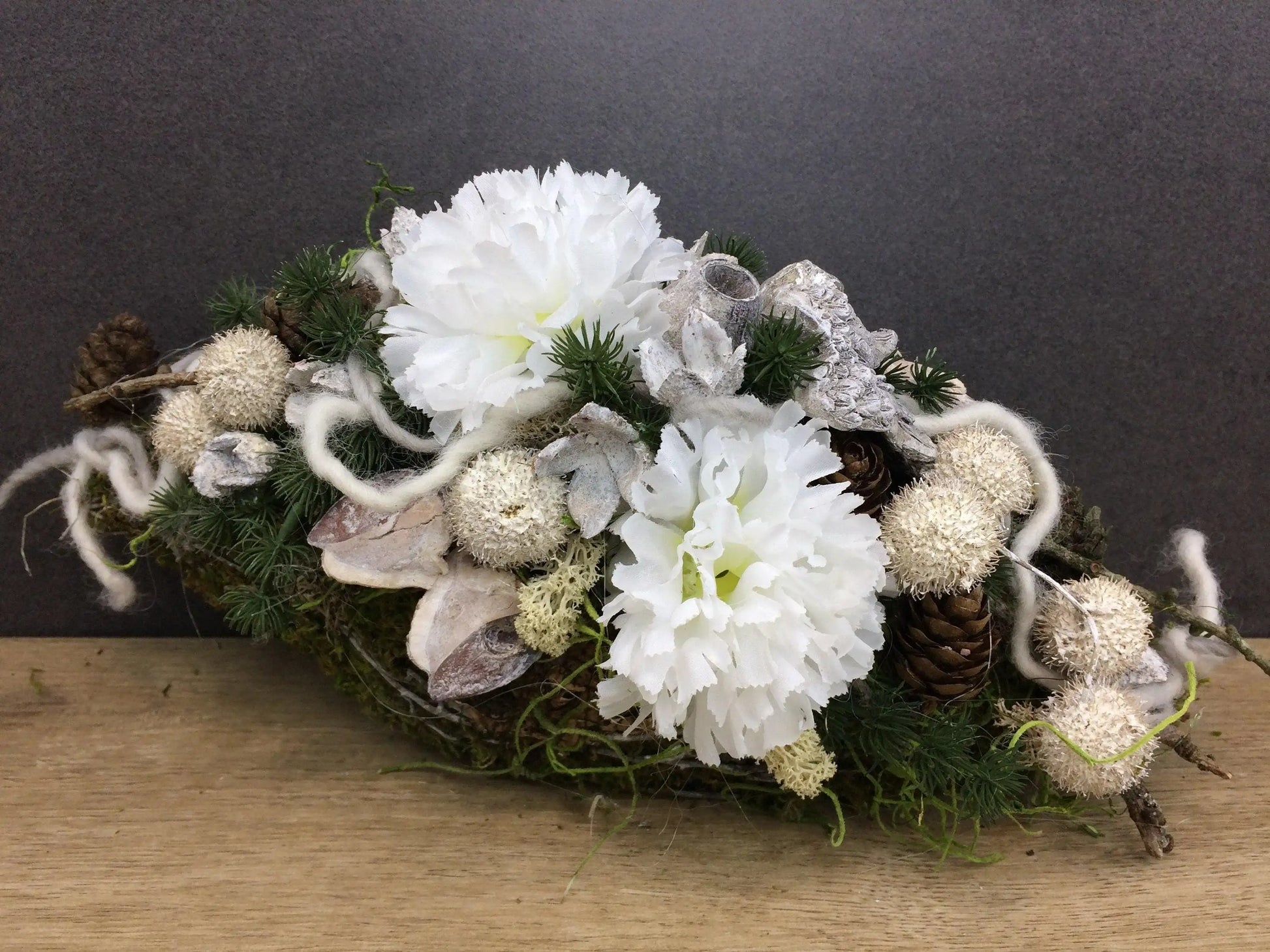 Grabgesteck Grabschmuck Allerheiligen Totensonntag Nelken Exoten Zapfen Gesteck Grab Engelsflügel – handgemacht aus Seiden- und Kunstblumen, langlebig & pflegeleicht von SarahsFlowerStudio