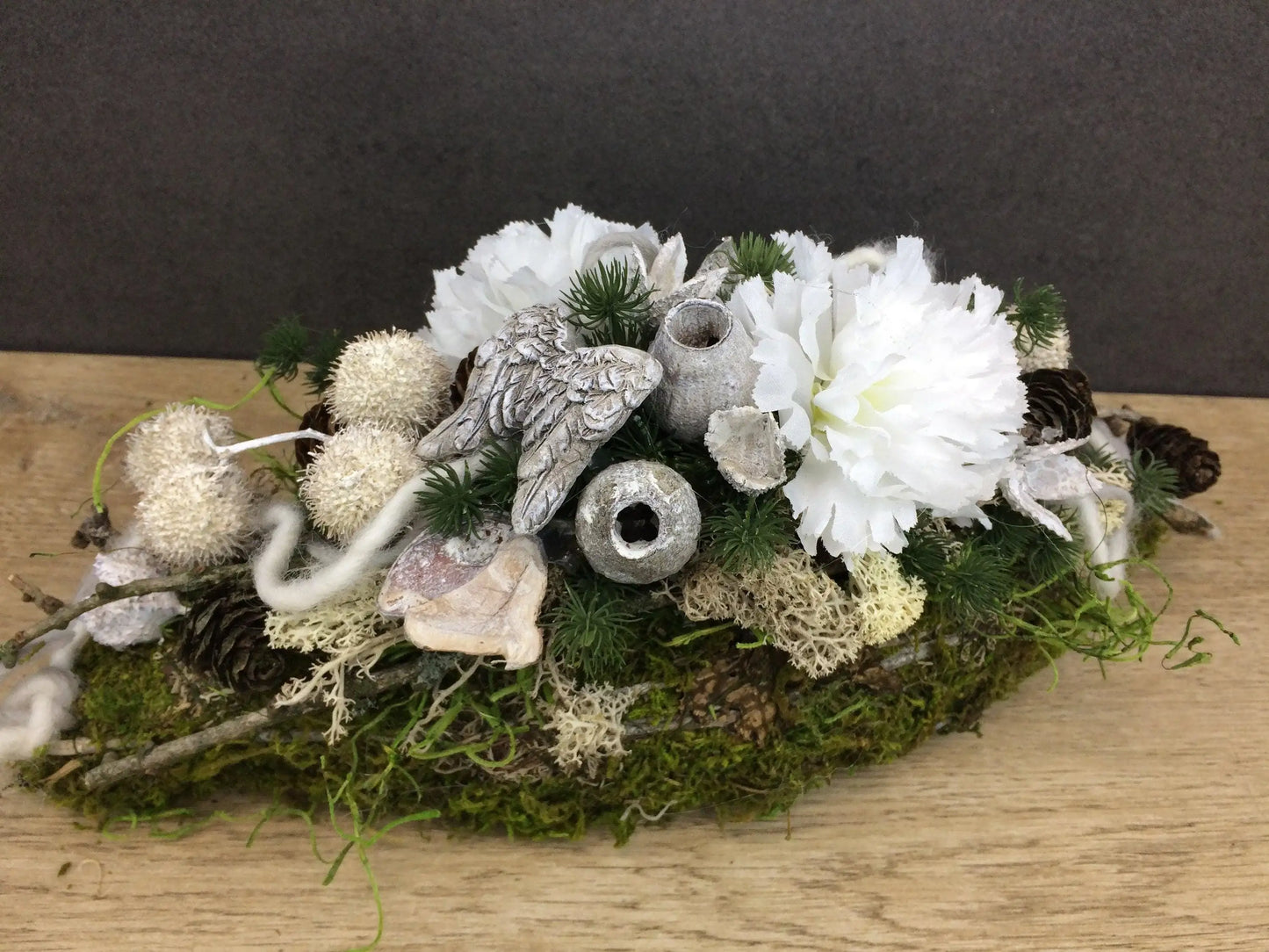 Grabgesteck Grabschmuck Allerheiligen Totensonntag Nelken Exoten Zapfen Gesteck Grab Engelsflügel – handgemacht aus Seiden- und Kunstblumen, langlebig & pflegeleicht von SarahsFlowerStudio